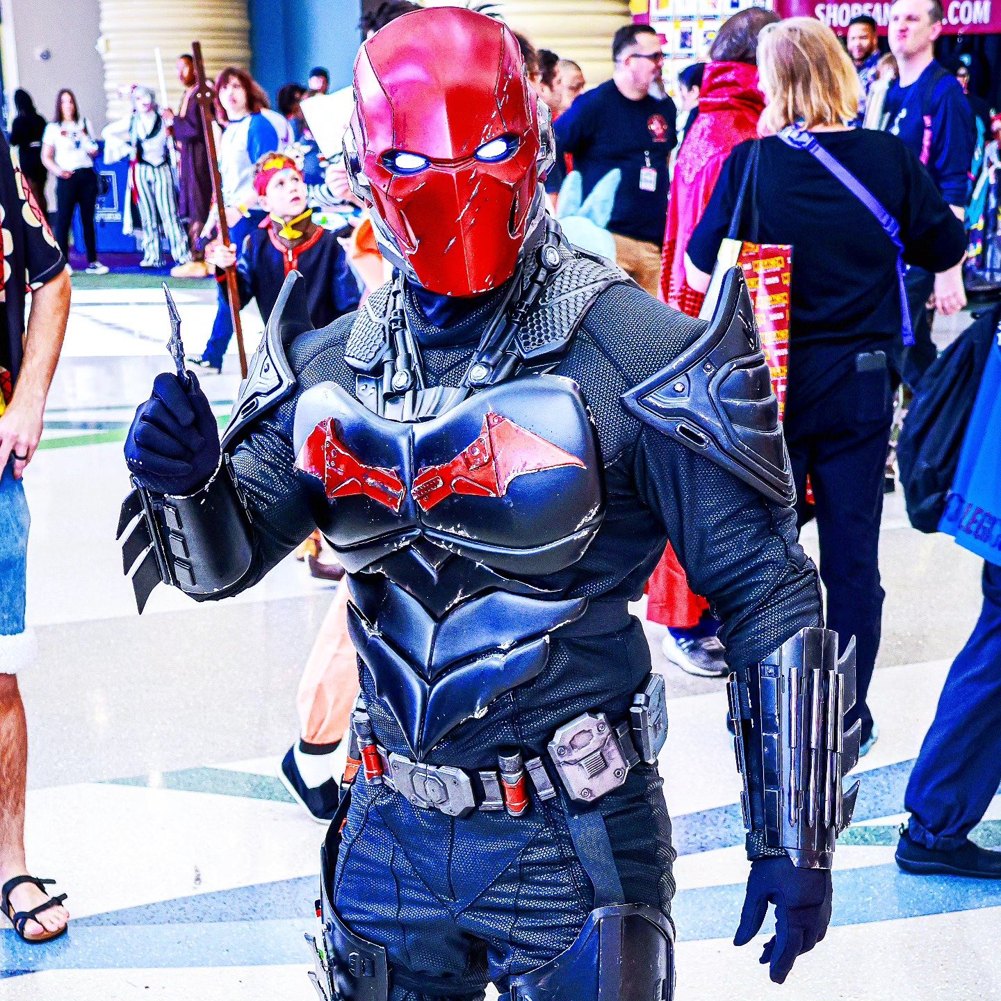 Redhood spooted roaming around back at Megacon. Was great seeing so many awesome DC cosplayers. This Redhood shot was a great one taken. 

Photo by @sleepingkumaphotography

#cosplayphotography #sleepingkumaphotography #megaconorlando #megacon2025 #r