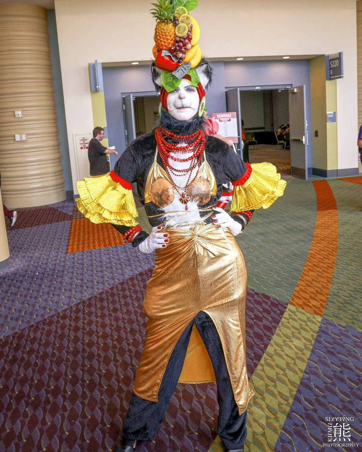 A little bit of nostalgia when roaming around @megaconorlando on Friday. Had a great laugh and photo.

#sleepingkumaphotography #megaconorlando #megacon2025 #drsuess #catinthehat