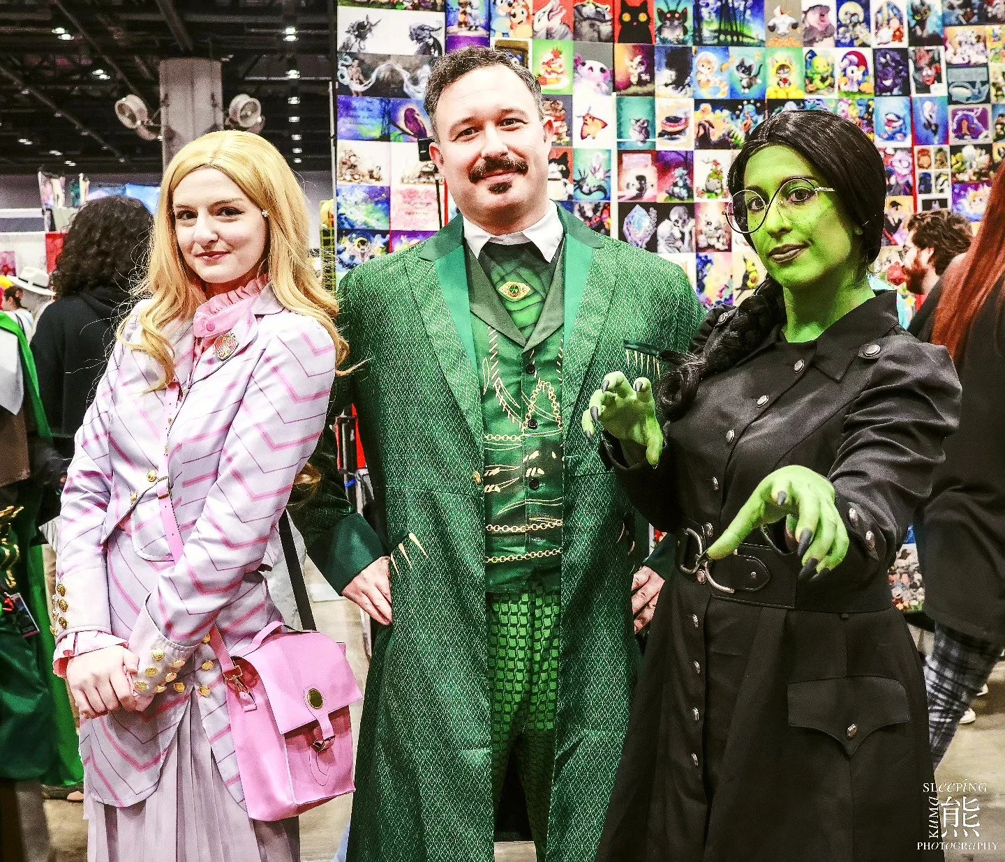Another shot from Friday of @megaconorlando 
Saw these three dressed up the new looks for the  characters from the Wicked movie. 

#megaconorlando #megacon2025 #sleepingkumaphotography #cosplayphotography #wicked #wickedcosplay