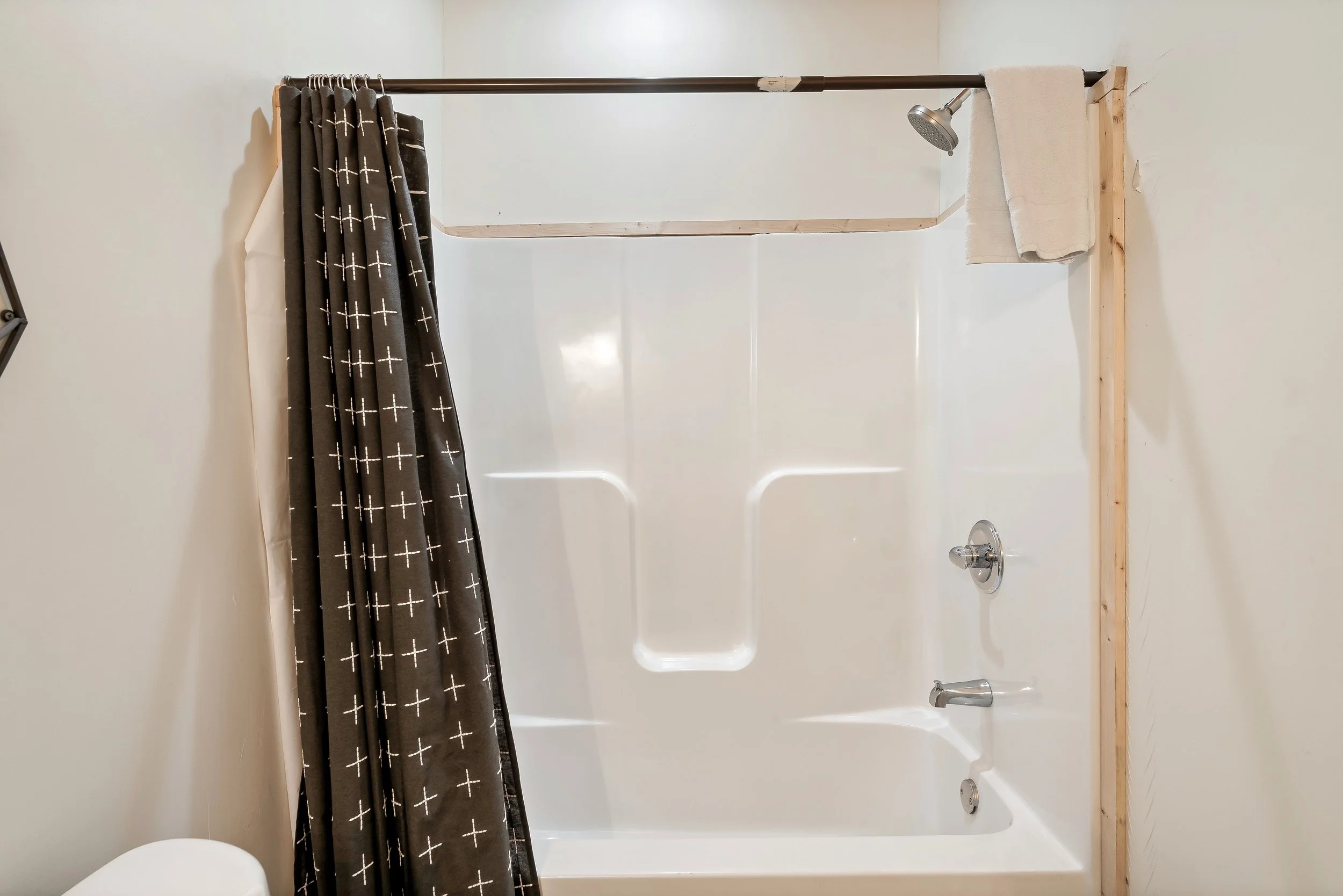 Bathroom 4- Twin Smoky Lodge.jpeg