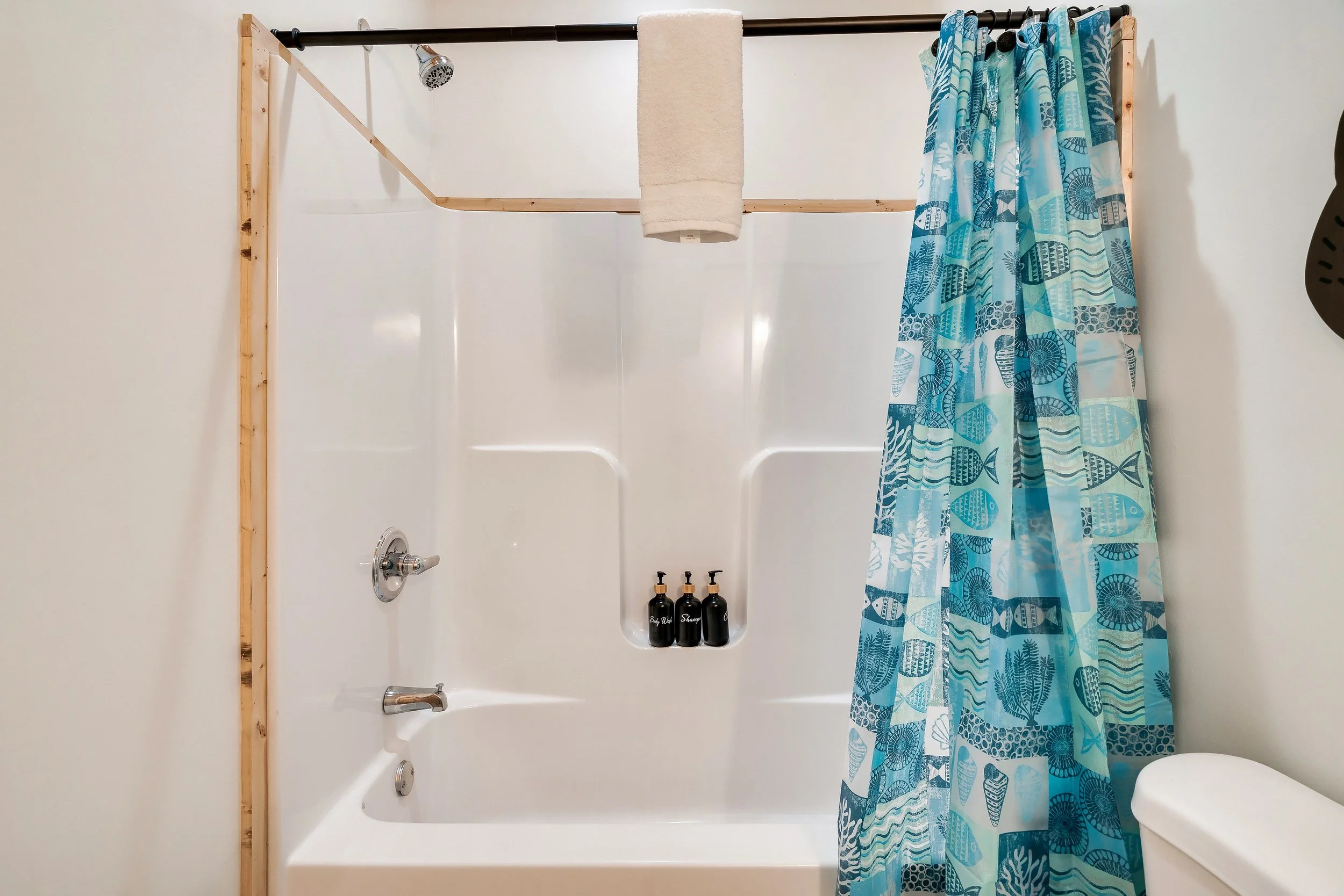 Bathroom 4- Twin Smoky Lodge.jpeg