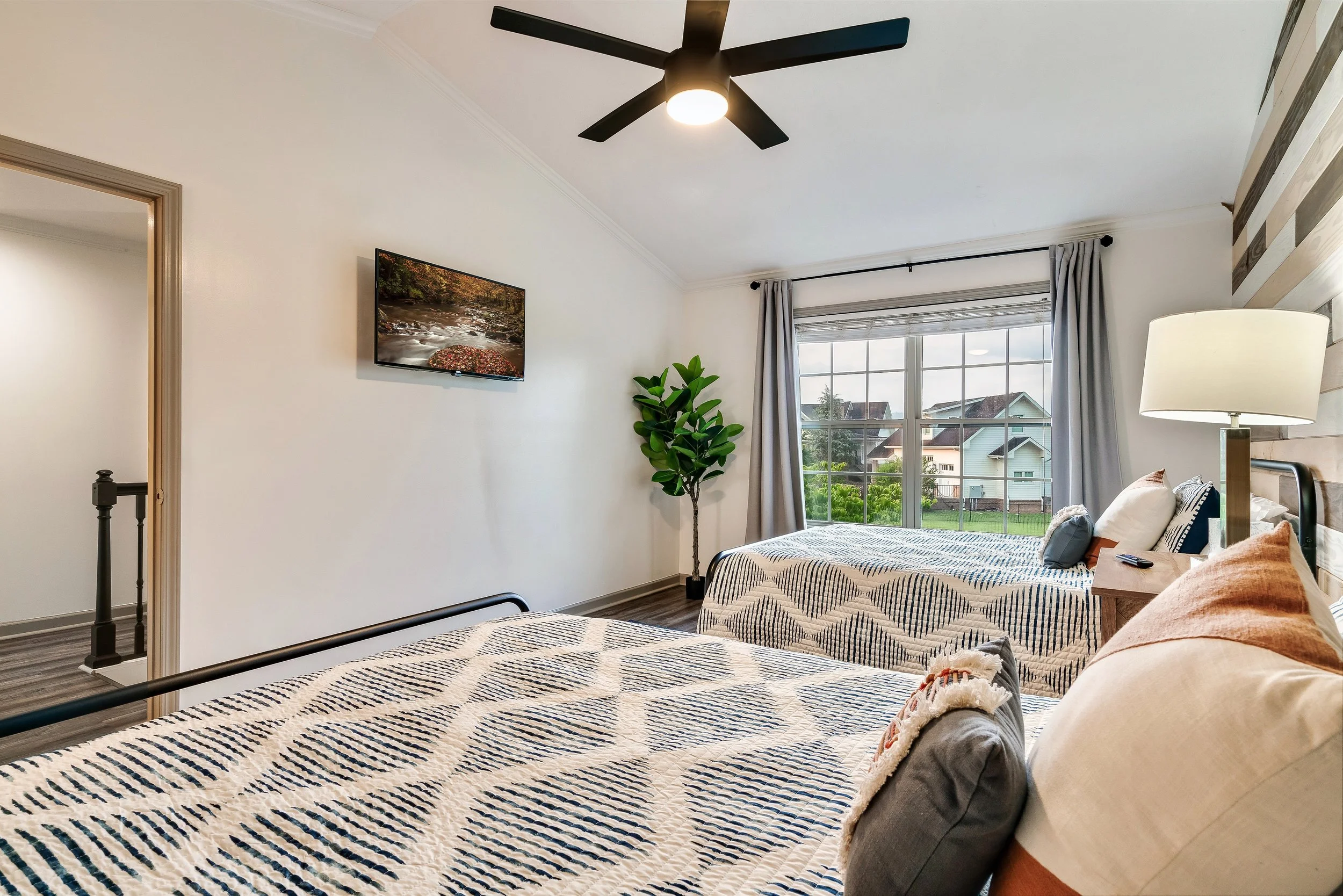 Bedroom 4- Twin Smoky Lodge.jpeg