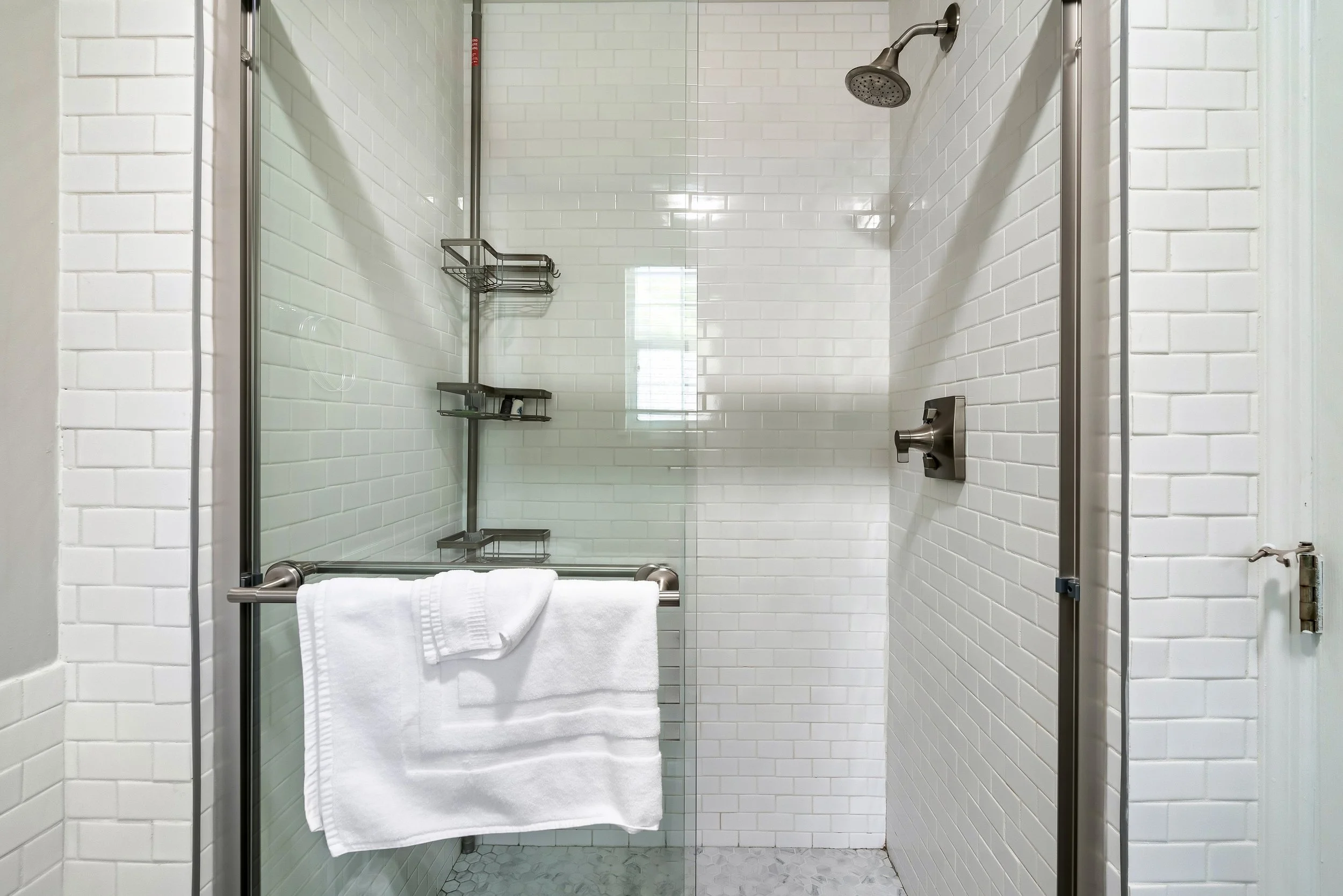 Main Cabin Bathroom 1- Wears Cove.jpeg