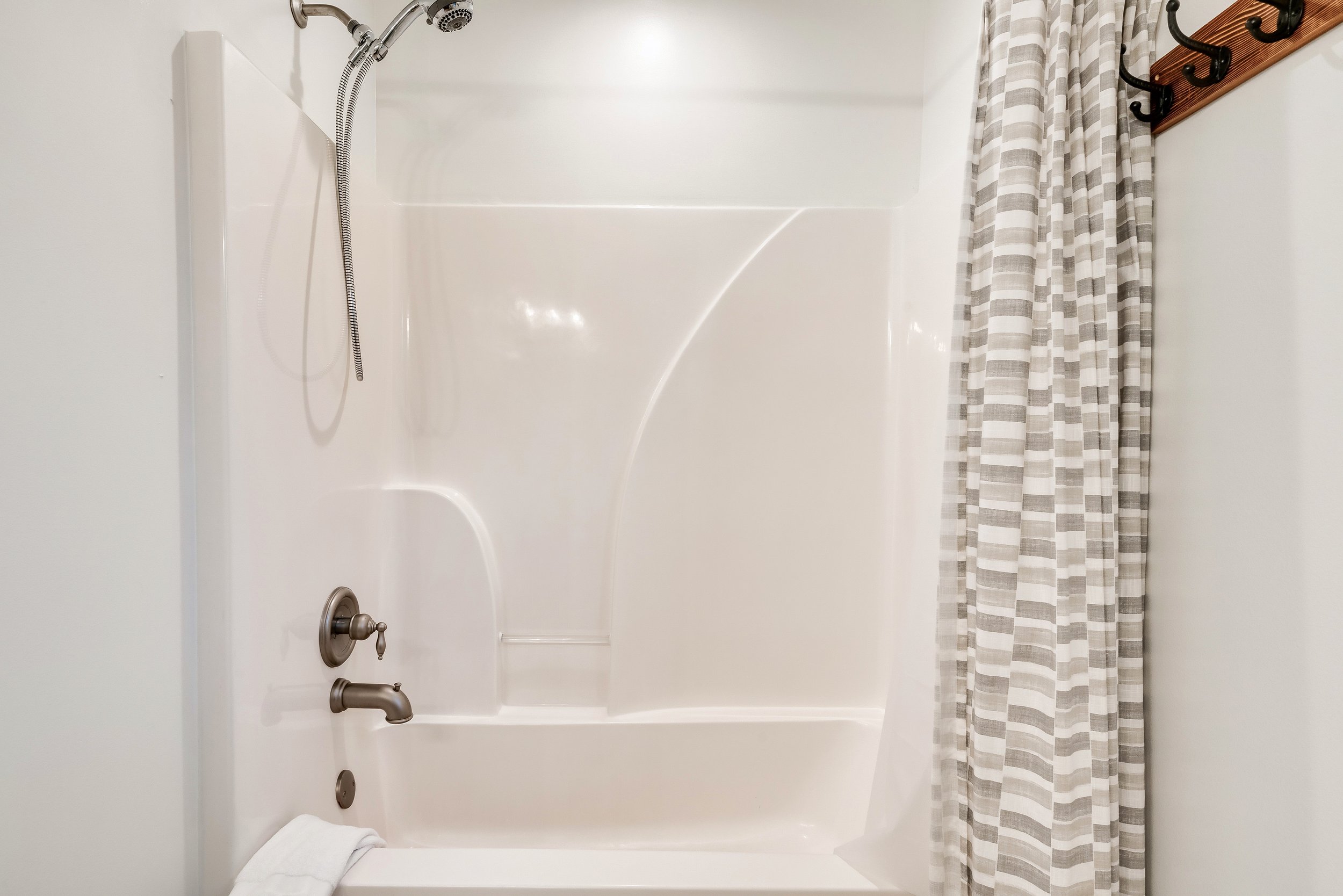 Bathroom 2- Twin Smoky Lodge.jpeg