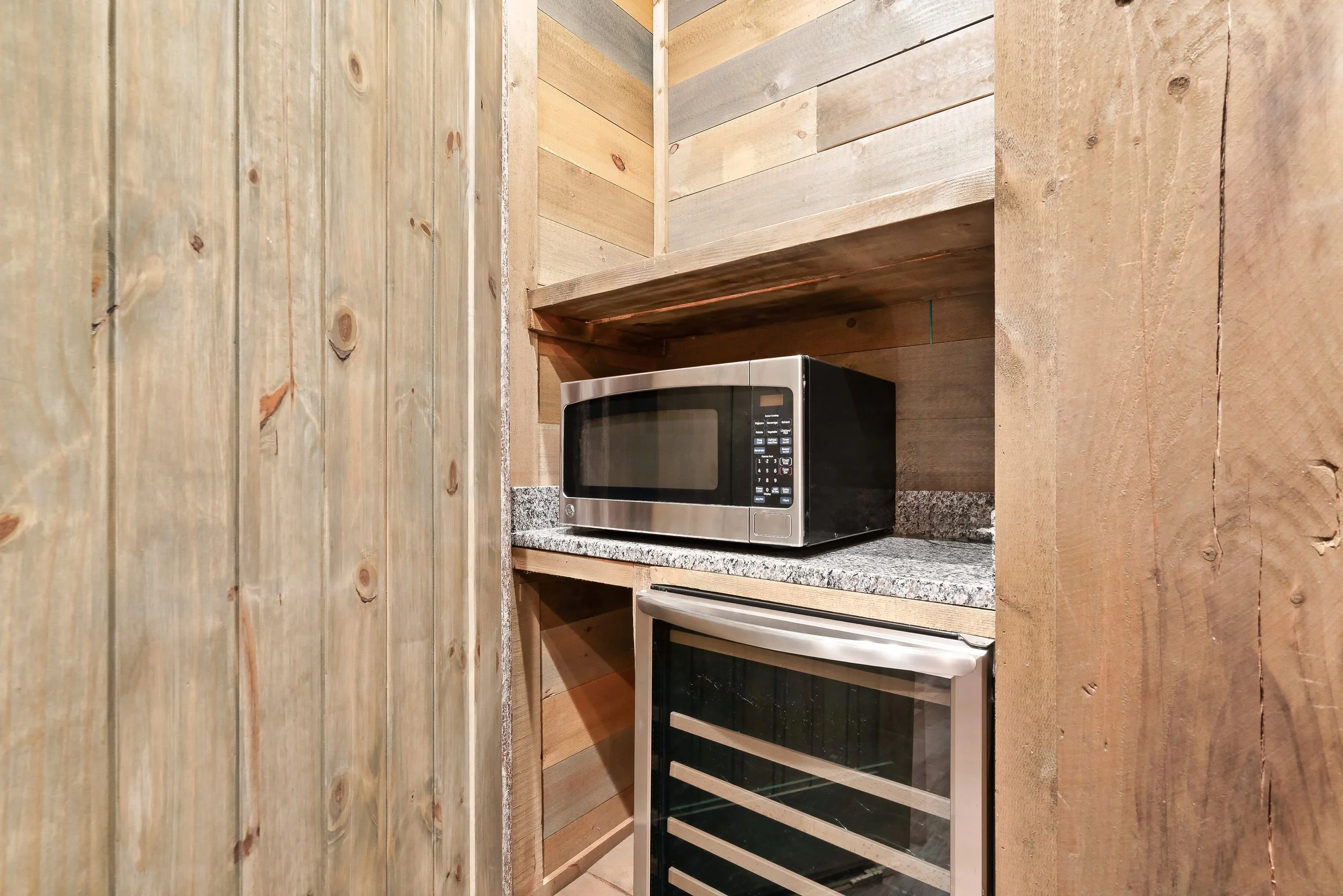 Kitchenette- Sky River Lodge.jpeg