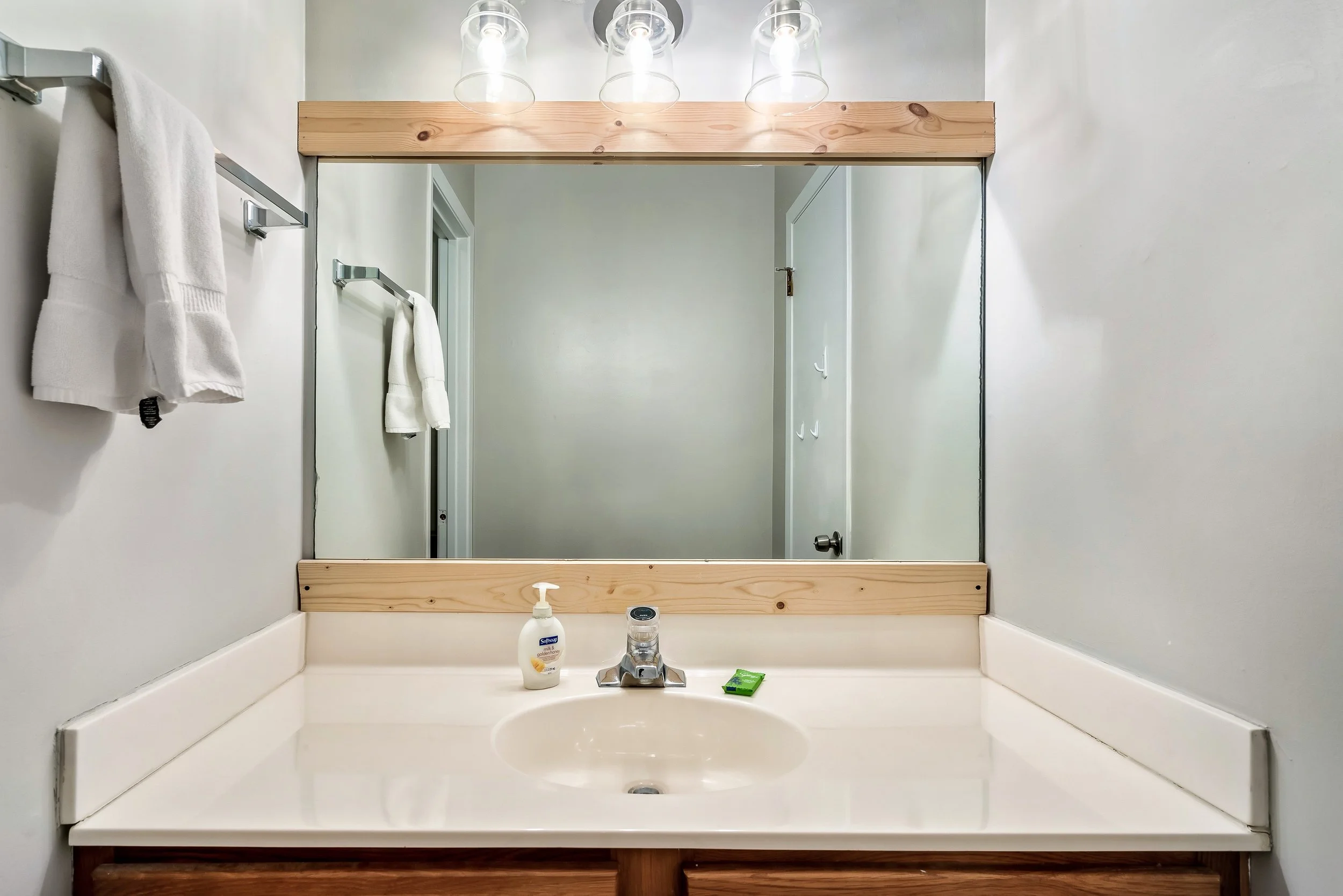 Secondary Cabin Bathroom- Wears Cove.jpeg