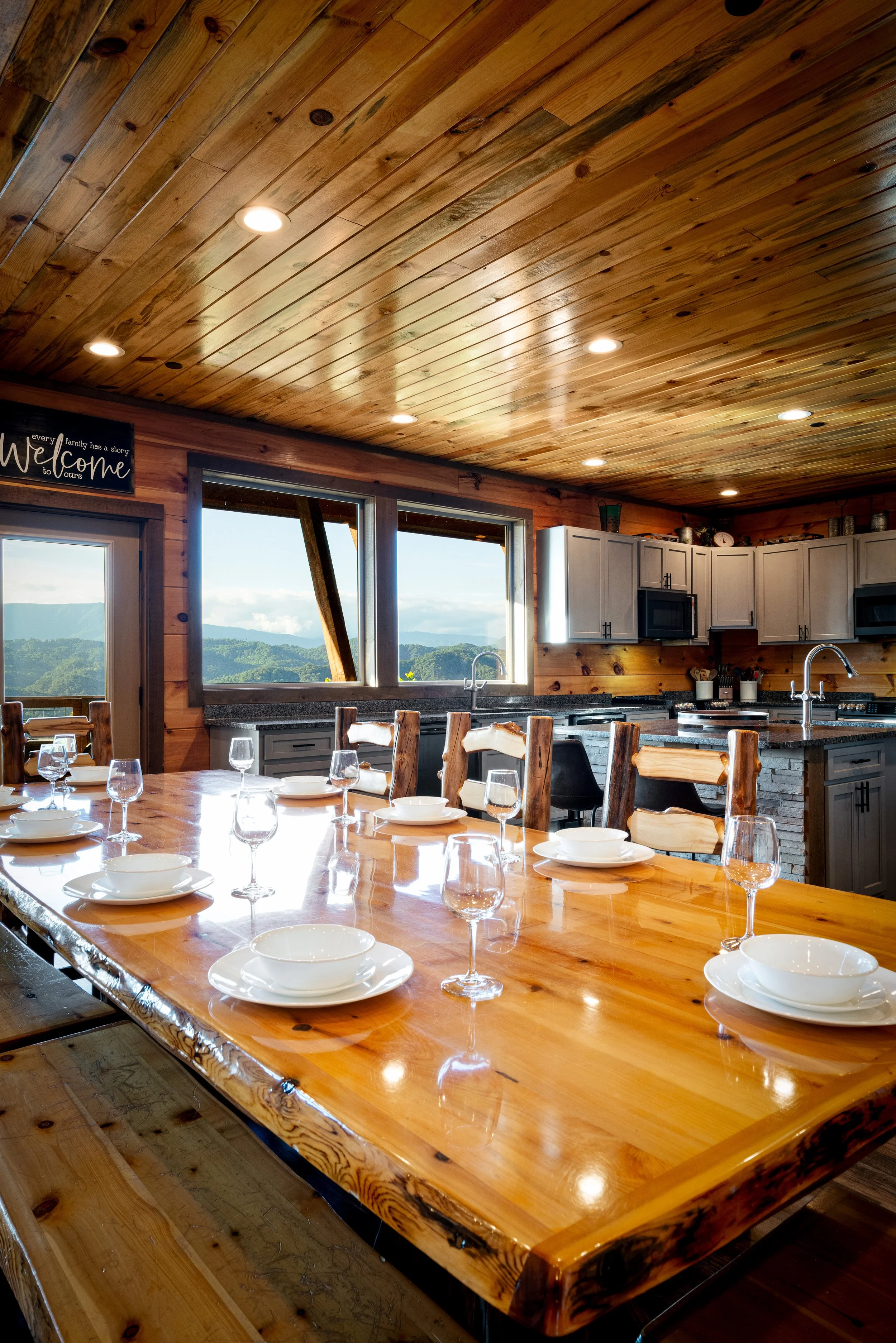 Dining Room- Sky River Lodge.jpg
