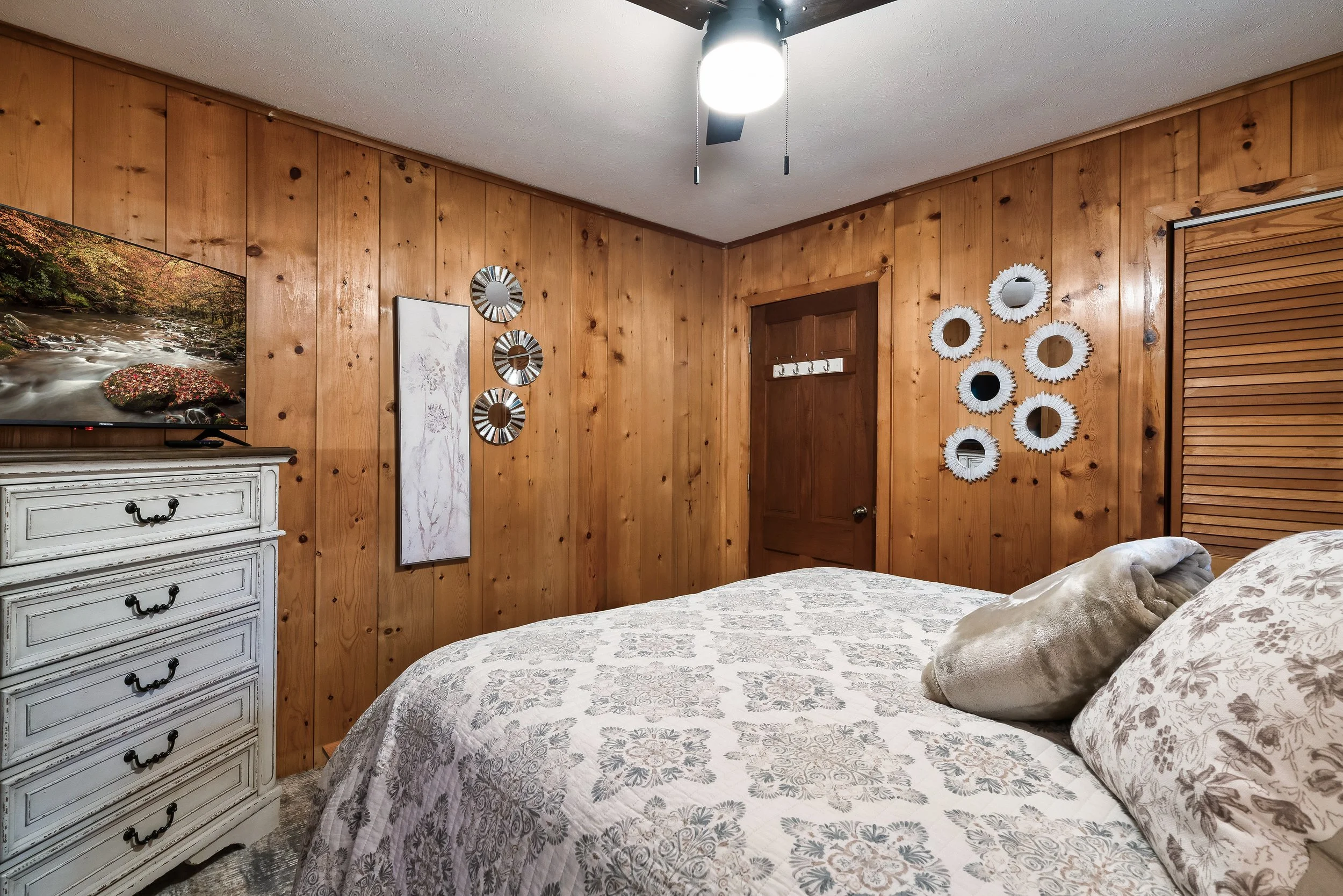 Bedroom 1- Peace In The Valley.jpeg