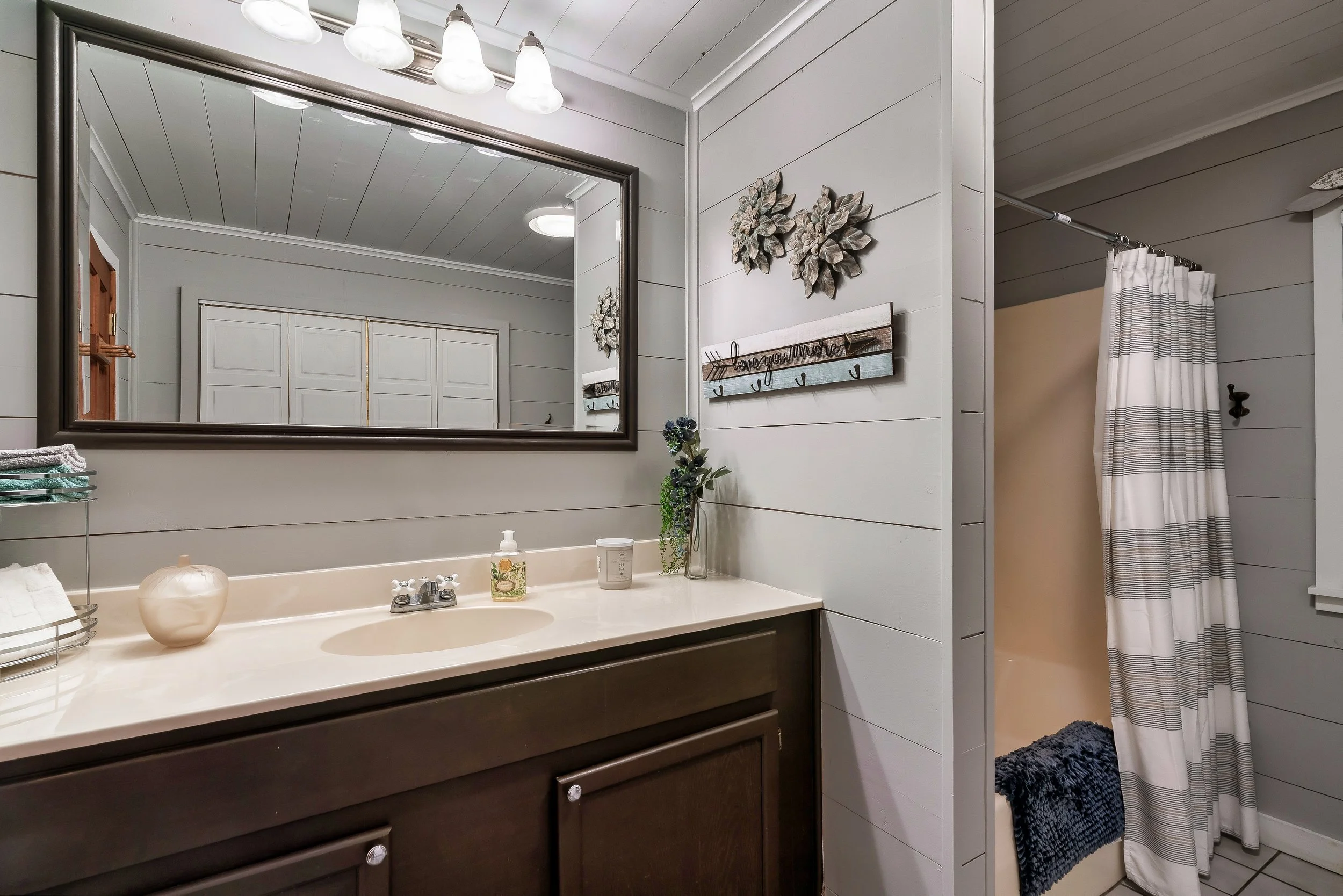 Bathroom 1- Peace In The Valley.jpeg