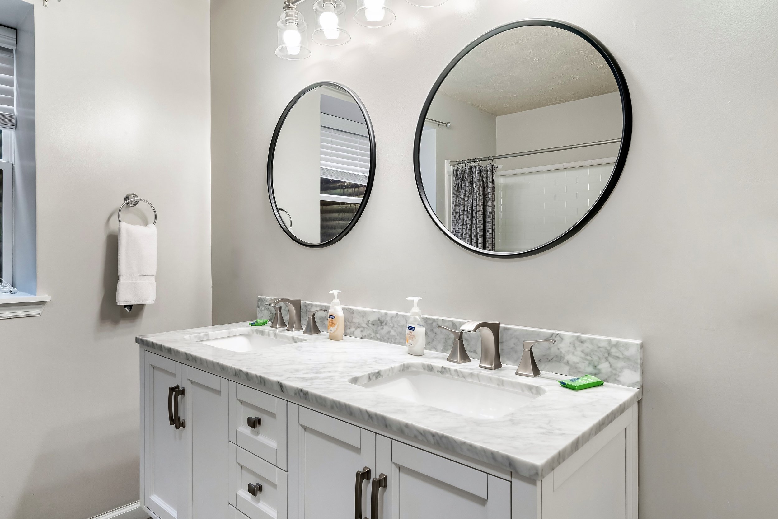 Main Cabin Bathroom 4- Wears Cove.jpeg