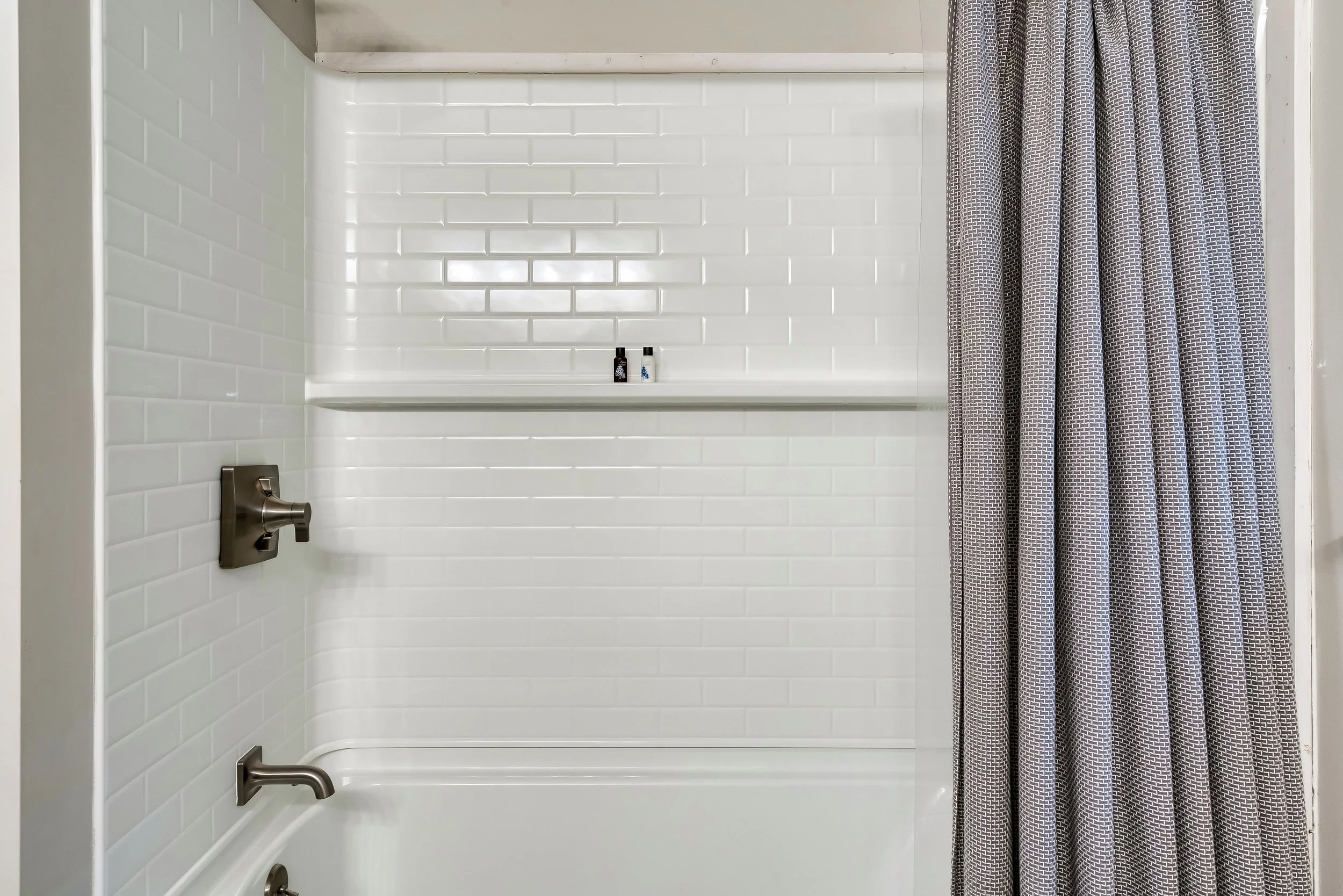 Main Cabin Bathroom 4- Wears Cove.jpeg