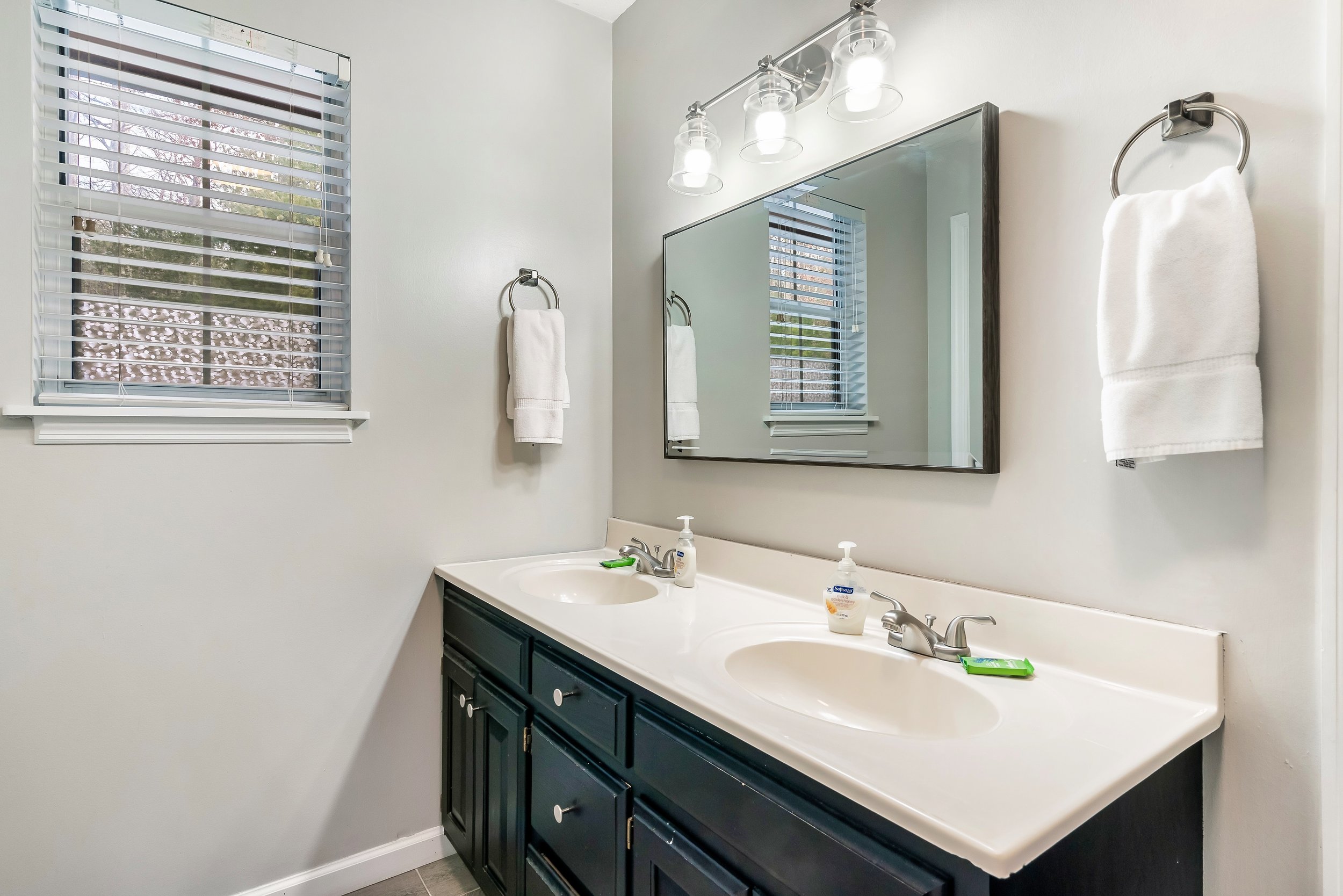 Main Cabin Bathroom 1- Wears Cove.jpeg