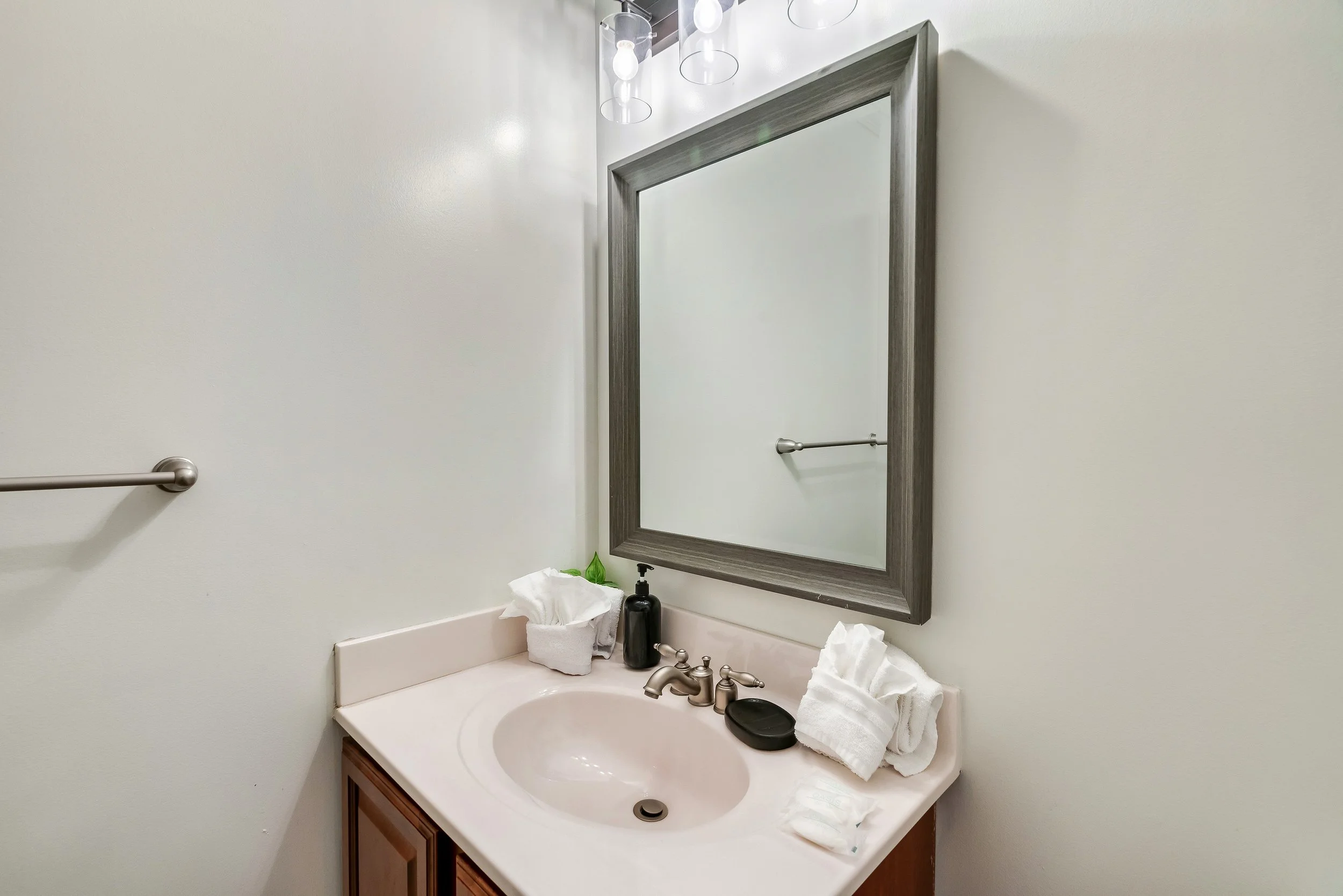 Bathroom 1- Twin Smoky Lodge.jpeg