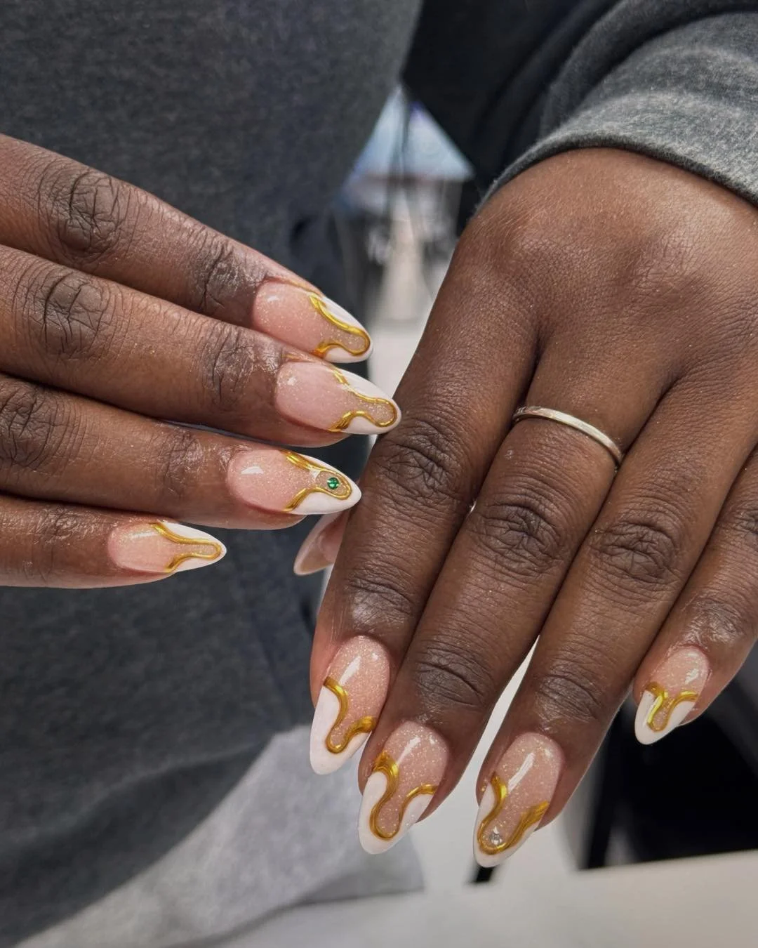 This set features a dipping powder base for that smooth, long-lasting finish, with gold chrome lines.

#nailart #naildesign #dippingpowdernails #freestyleart #chromenails #goldnails #nailinspo #nailartist #nailtrends #luxurynails #glamnails #nailsofi