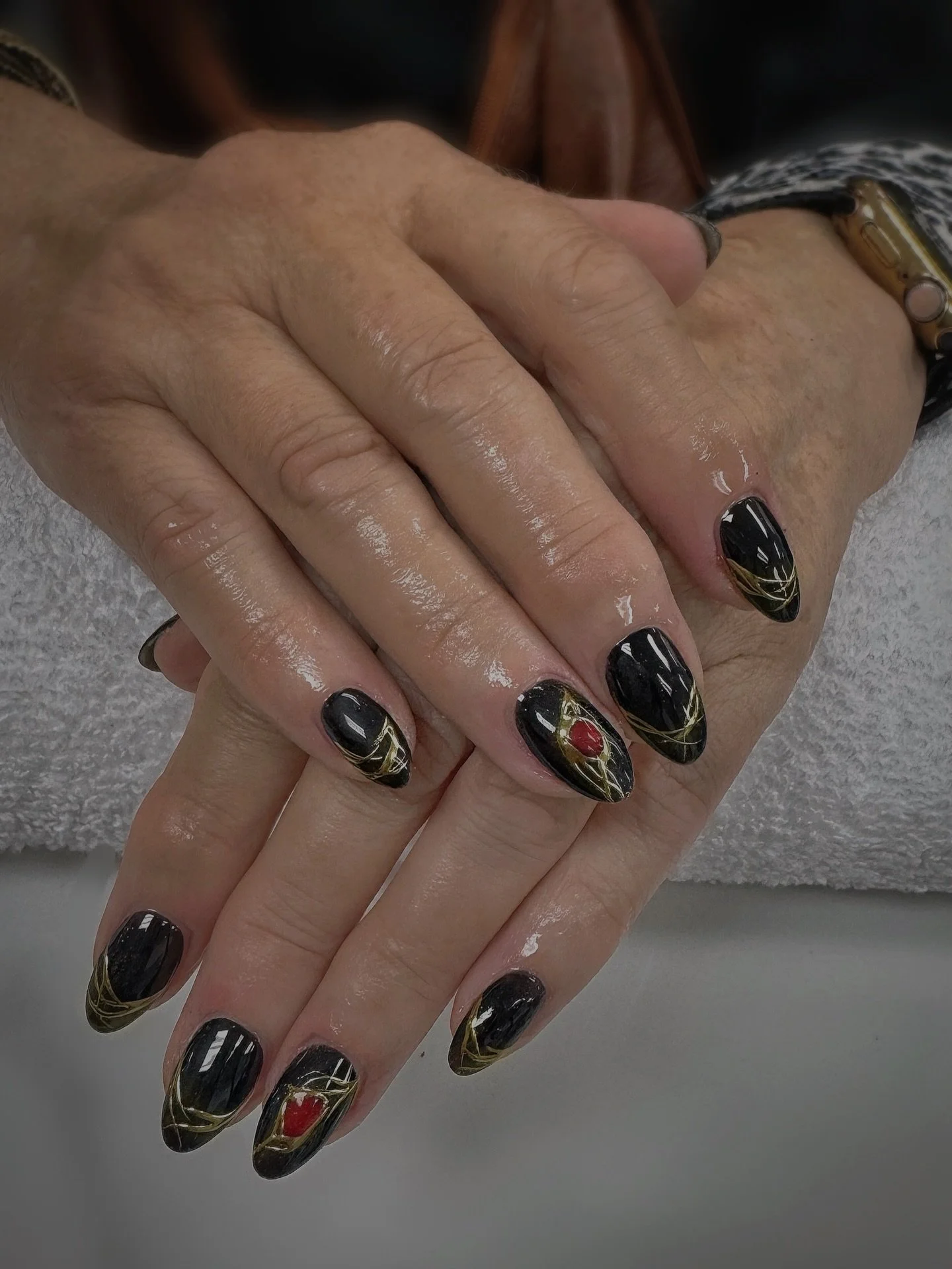 Black and gold vibes 💅⚫🟡 #royalnails #nailsdesign