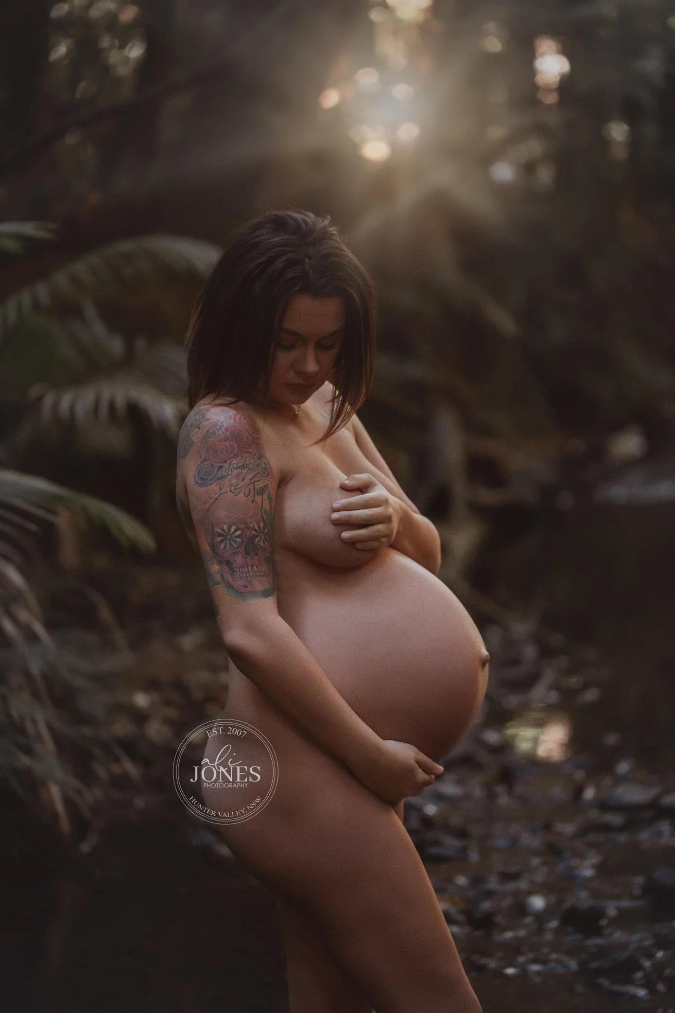 Fearless, Free &amp; Full of Wonder: Jamie’s Winter Forest Maternity Session | Ali ones photography