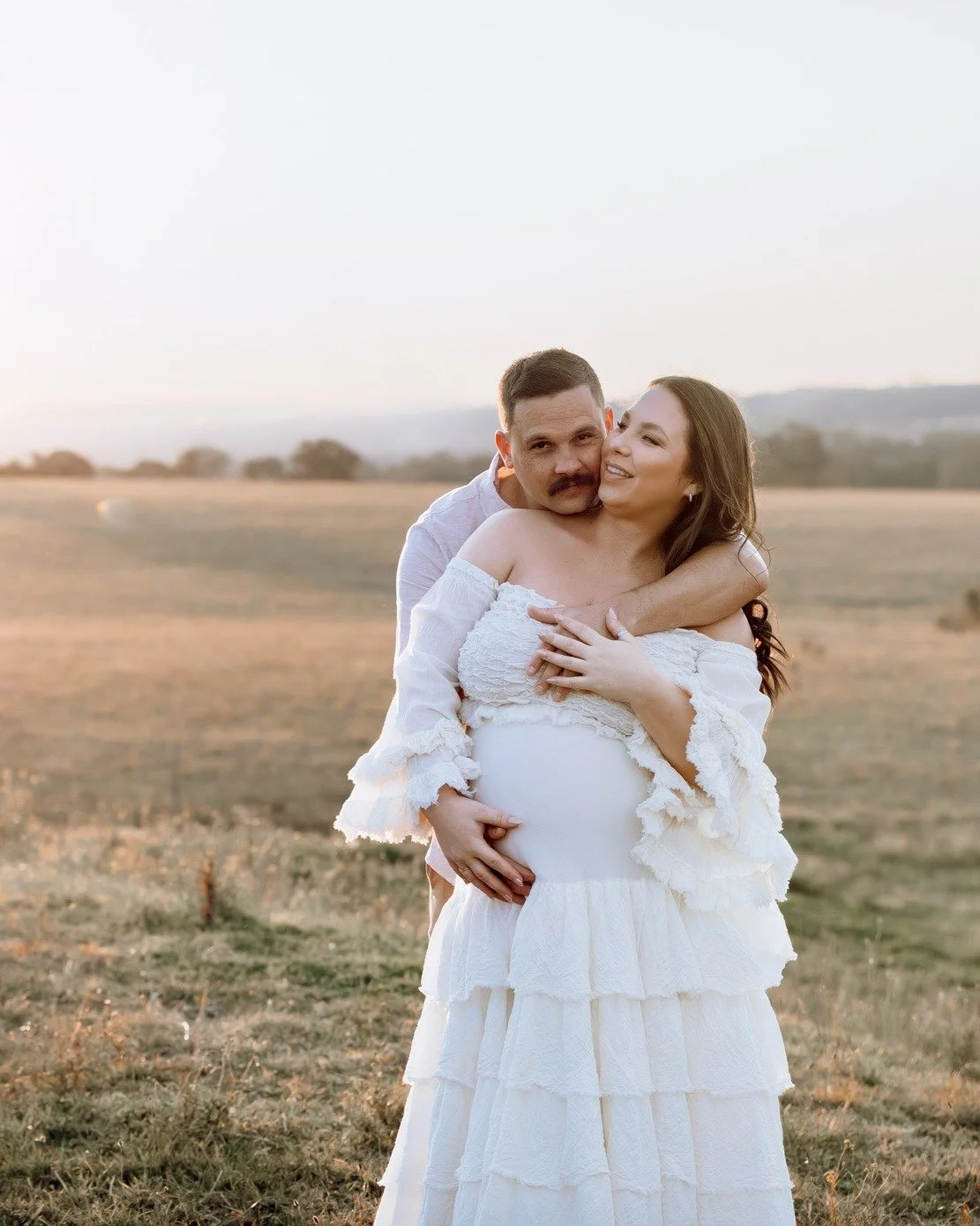 I absolutely love shooting at golden hour &mdash; when the day slows down and the last rays of sunshine paint everything in warmth. ✨ The light is soft, dreamy, and perfect for capturing those tender maternity moments.

How stunning is the Hunter Val