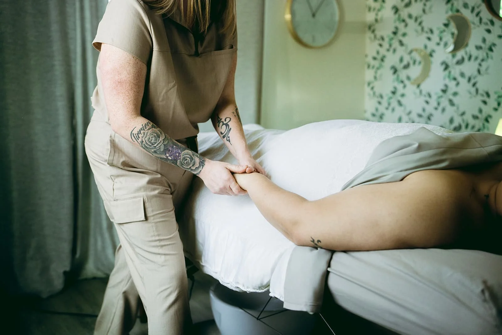 client receiving prenatal massage