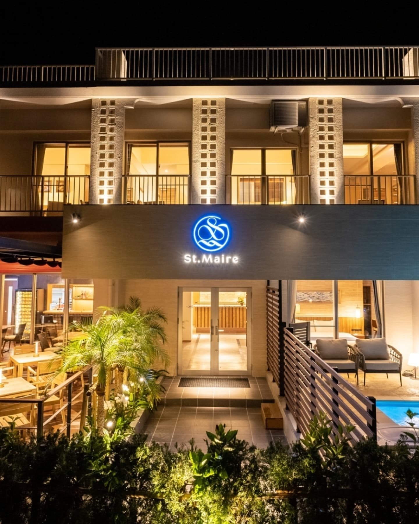 @st_maire_zamami &lArr;他の投稿はこちら

沖縄県座間味島に佇む、全5室のスモールラグジュアリーホテル。プライベートプール付きのお部屋も完備しており、最高の島時間を楽しんでいただけます。

お部屋やレストランの目の前に広がるのは、息をのむほど美しいケラマブルーの海。時間とともに表情を変えるその絶景に、日頃の喧騒も忘れ、心身ともに癒やされることでしょう。

モダンと木の温もりが調和した上質な空間には、最新家電も完備。快適なリゾートステイをお過ごしいただけます。

温かい笑顔で