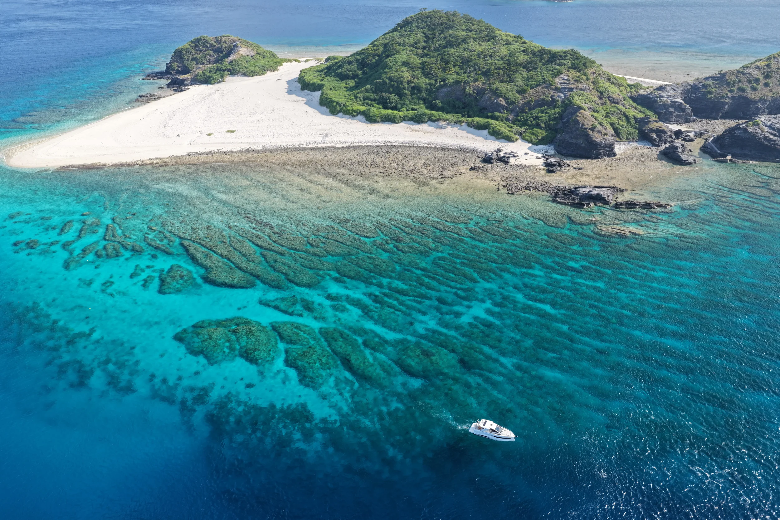 海に浮かぶ、誰にも邪魔されない無人島。南国映画のような白い砂浜と、緑豊かな島のコントラストが美しいこの場所は、ツアーのハイライトです。