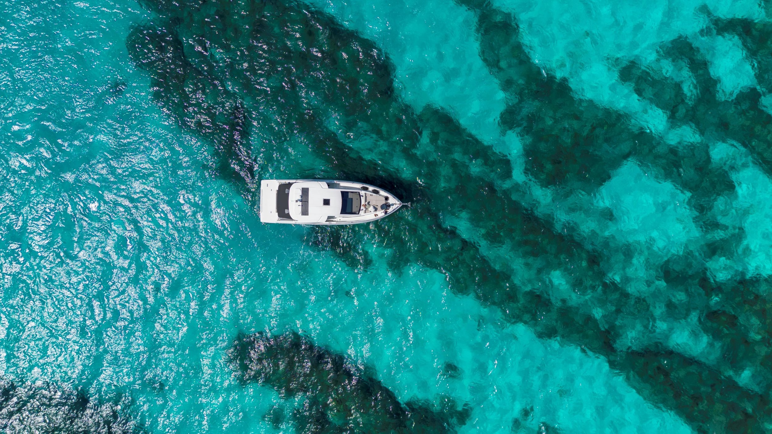 青い海の上を航行する白いヨット