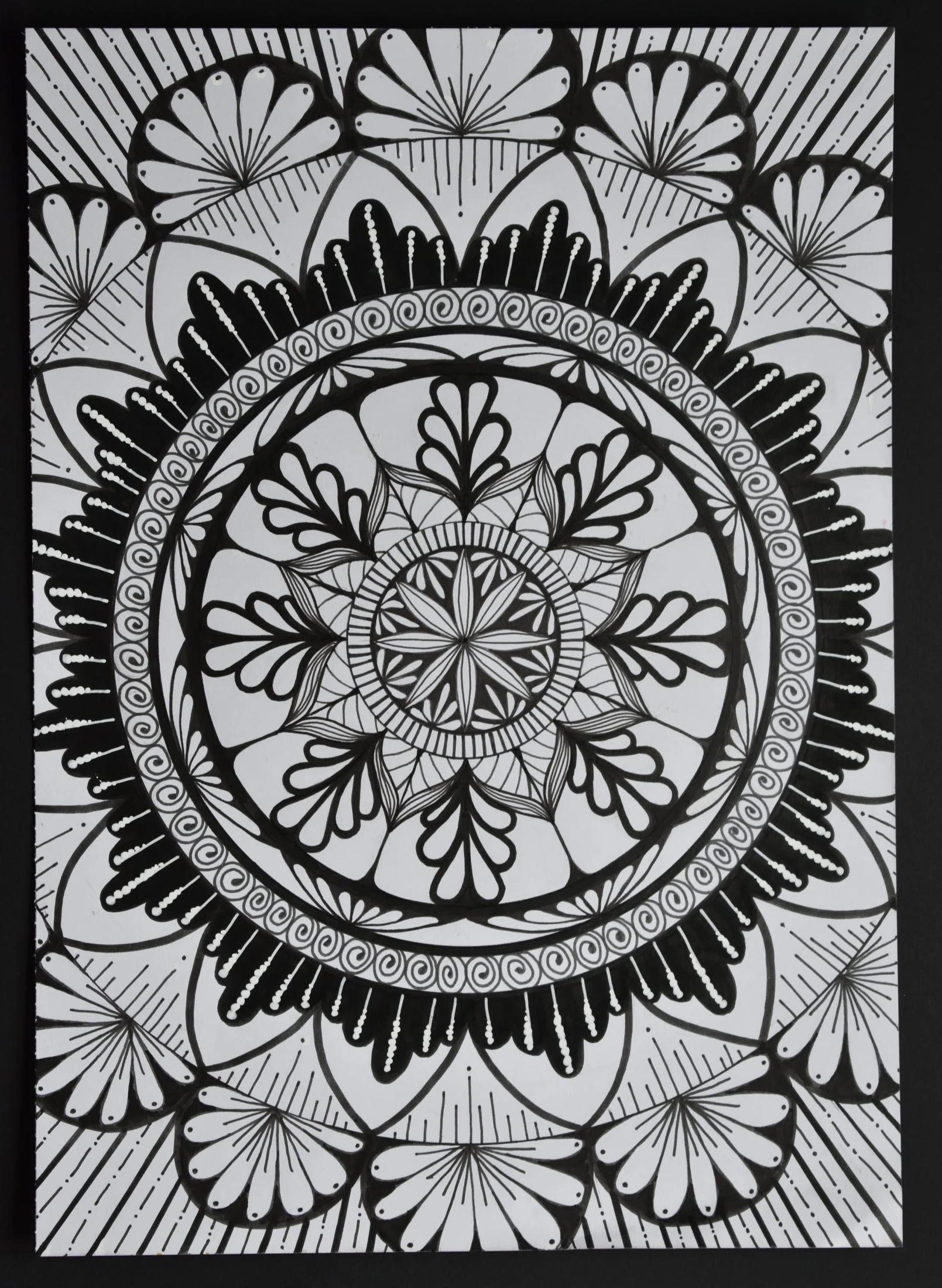 Mandala A4-
I made a mandala on an A4 page, it's on a slow pace, trying things, erase them and try again. It's wonderful to slow my ADD side and focus my energu in being calm :).
I worked with fine liners and acrylic markers.