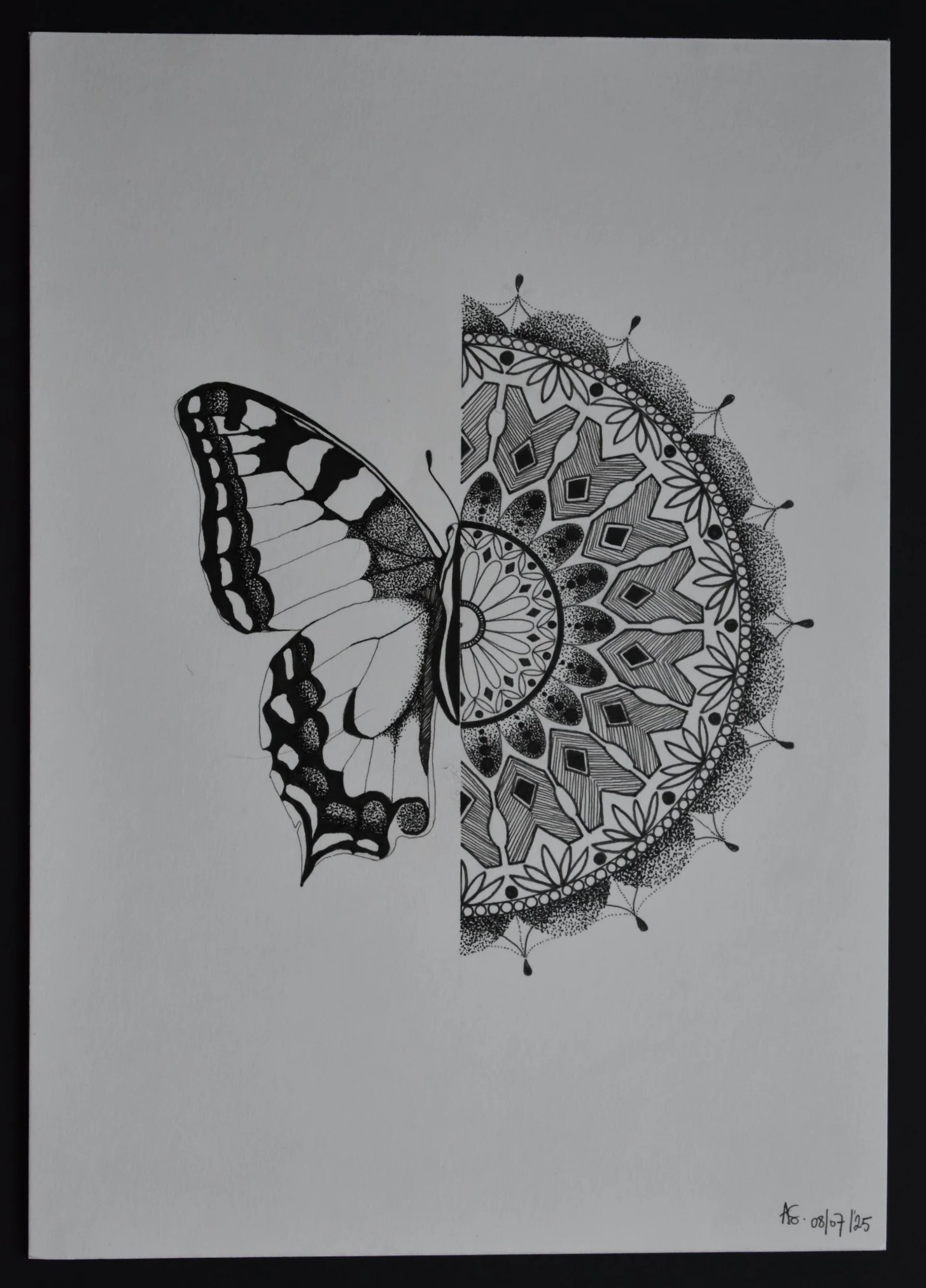 Butterfly mandala - When I make art collages and I'm searching for a certain sticker or paper, I come across many butterflies. This gave me the idea to try and combine it with making a mandala.
I used fine liners and a black alcohol marker to fill in