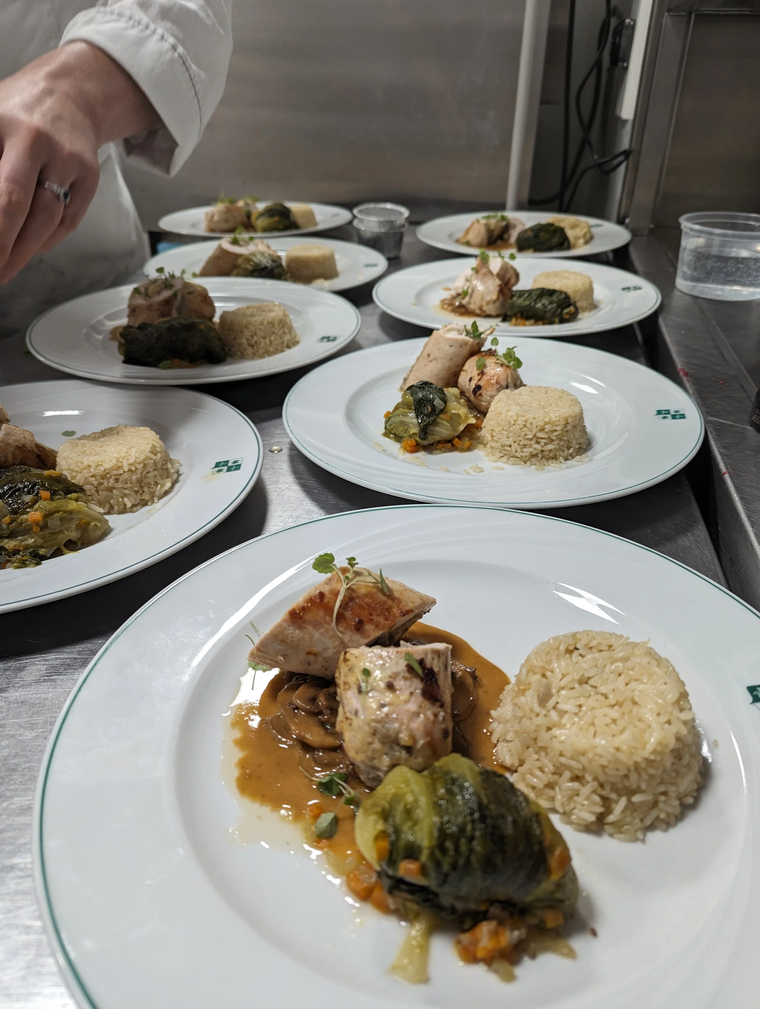 Plats de poisson avec riz et légumes en train d'être préparés sur un comptoir en cuisine.