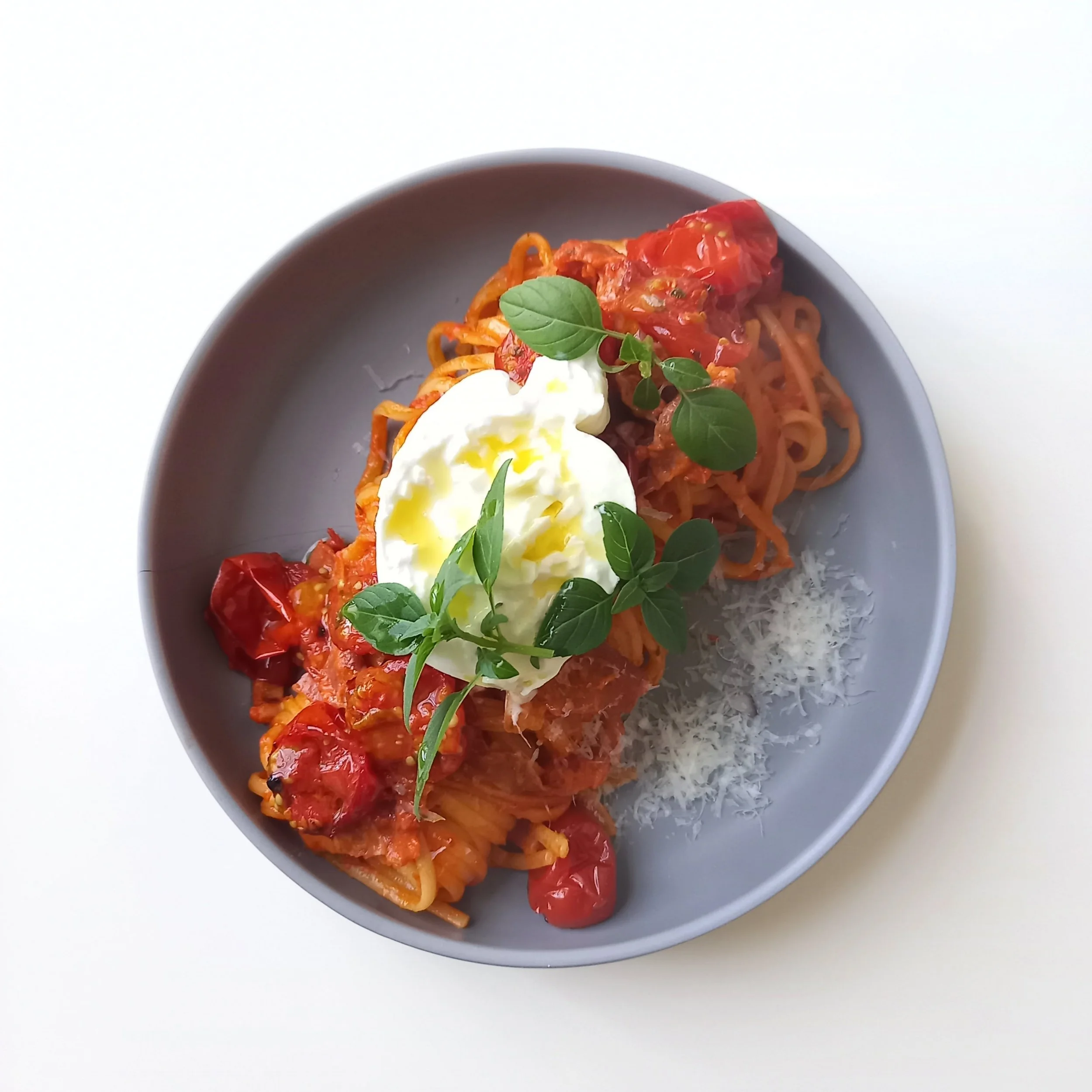 Pâtes avec sauce tomate, tomate fraîche, mozzarella, basilic, et parmesan râpé