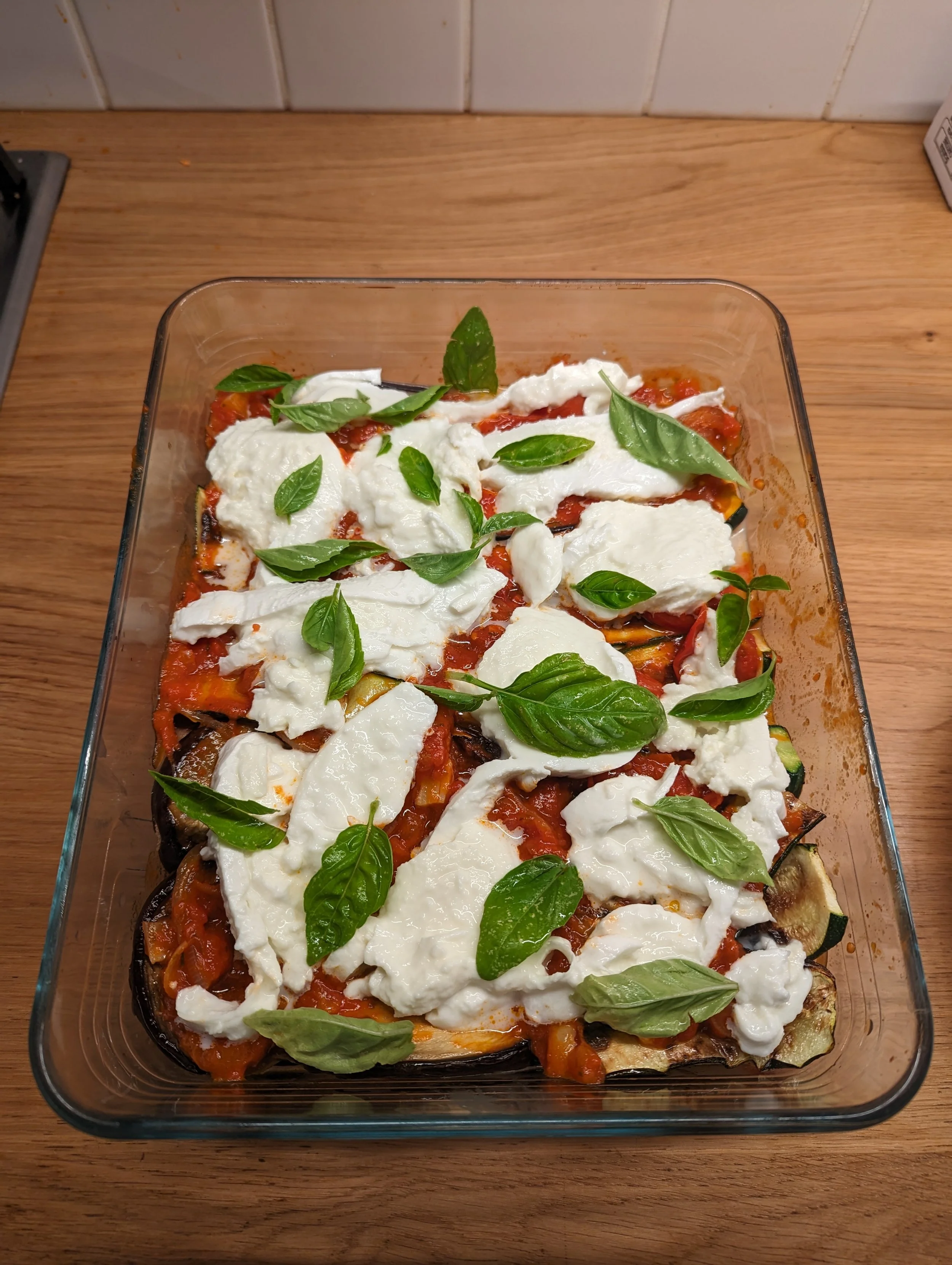 Gratin de légumes avec tomate, mozzarella, basilic et mozzarella.