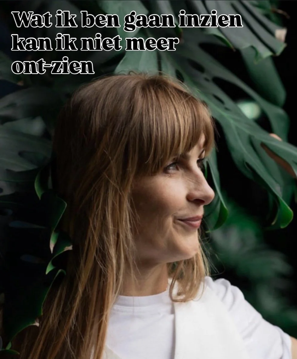 Het voelde als mijn eigen keuze.
Alsof ik zelf besloot dat ik dun, jong en mooi moest zijn. Maar die overtuiging liet ik voeden door alles om me heen.
Schoonheidsideaal. Media. Verwachtingen.
Hoe meer ik dat loslaat, hoe meer ik zie wat me al die tij