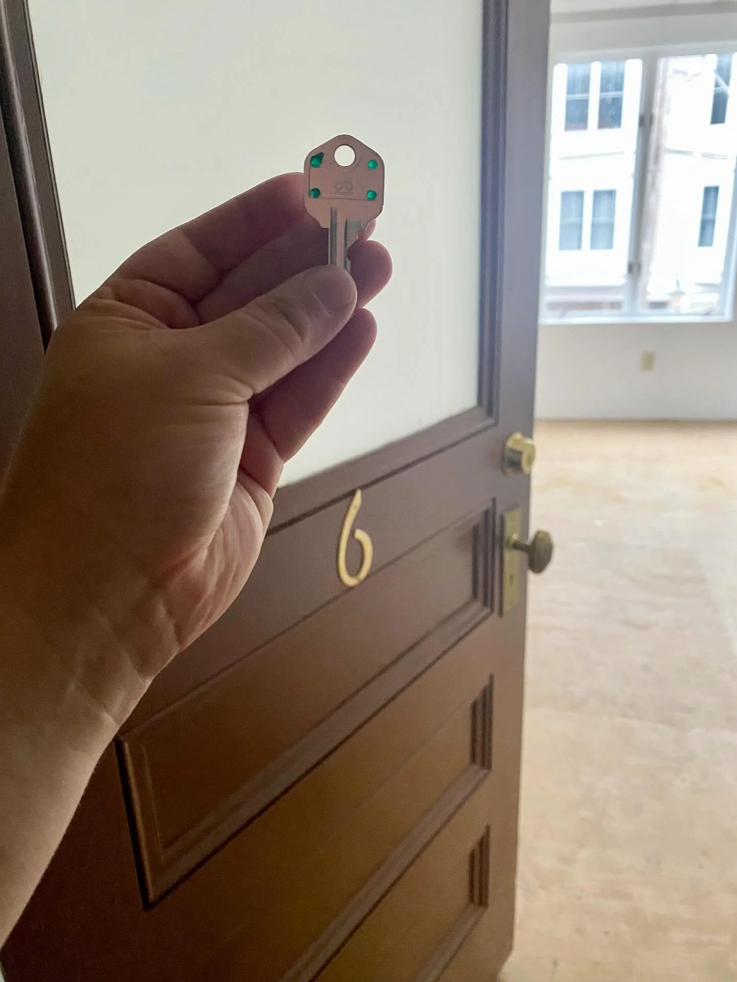 🔑✨ Big news! Miss Smock officially has a new studio at the Wilman Building in downtown Amesbury! I&rsquo;ll be neighbors with @c_a_r_a_v_a_n_shop and @billies_resale_boutique! 
Can&rsquo;t wait to fill this space with color, creativity, and communit