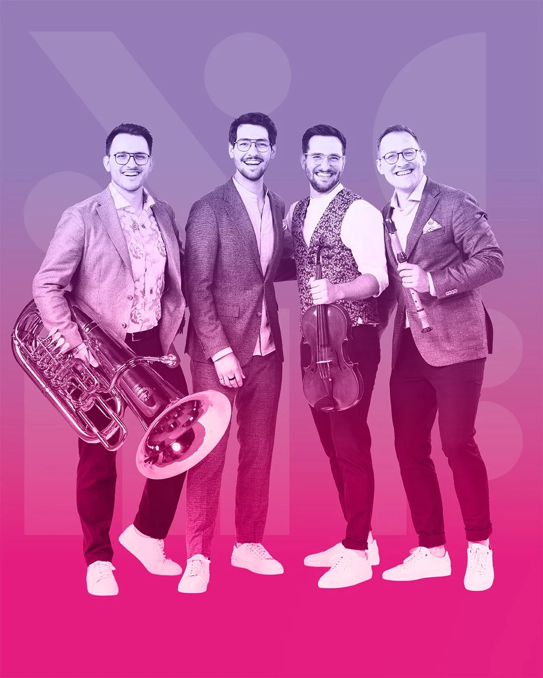 Die vier Hanke Brothers stehen zusammen und halten Musikinstrumente, sie lachen und tragen modische Kleidung, vor einem Farbverlaufshintergrund mit dem NCMF Logo.