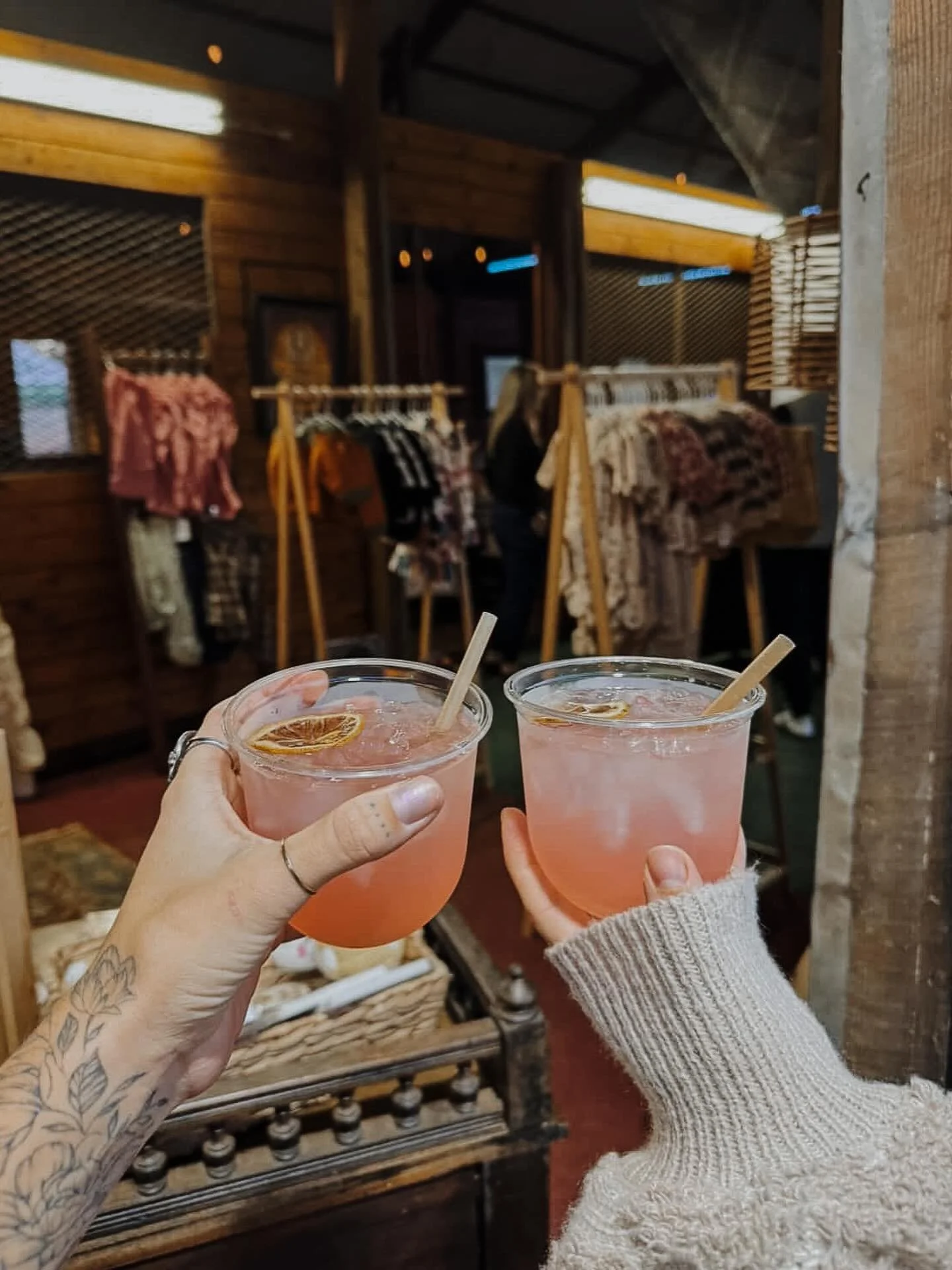 Cowgirl vibes only.. &lsquo;The Sisterhood Squeeze&rsquo; ladies and gents ✨🤍 
&bull;
&bull;
&bull;
#mobilebar #mobilehorsetrailerbar #eventvendors #vendor #norcal #loomis #placer #thesisterhoodcollective #sisterhoodcollective #thecedarwagonco #thec