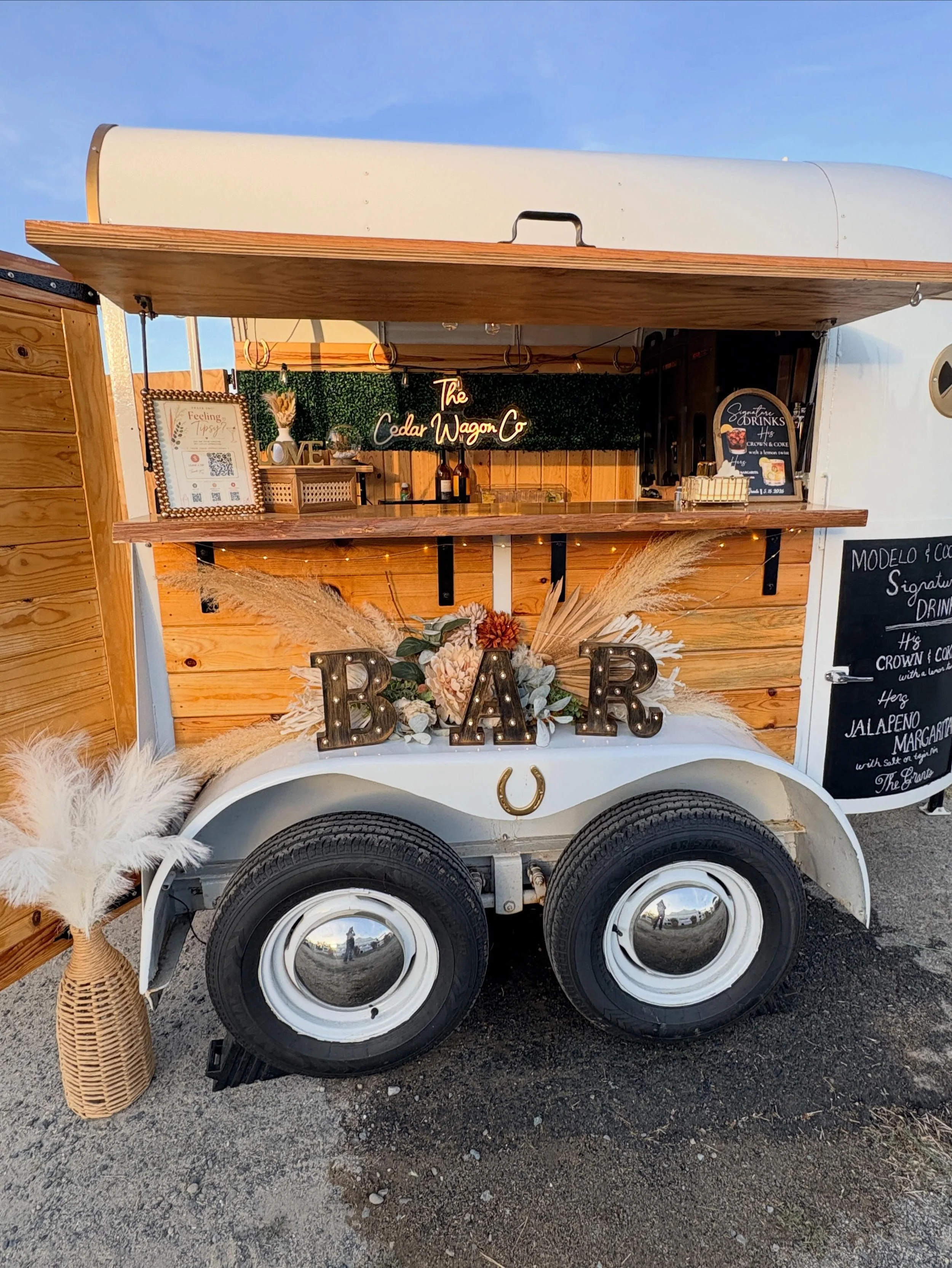 A little glimpse into this beautiful wedding celebration ✨🤍

From handcrafted cocktails to golden hour pours, The Cedar Wagon loved being part of such a special day 🍸

There&rsquo;s just something magical about a horse trailer bar at sunset ✨

Than