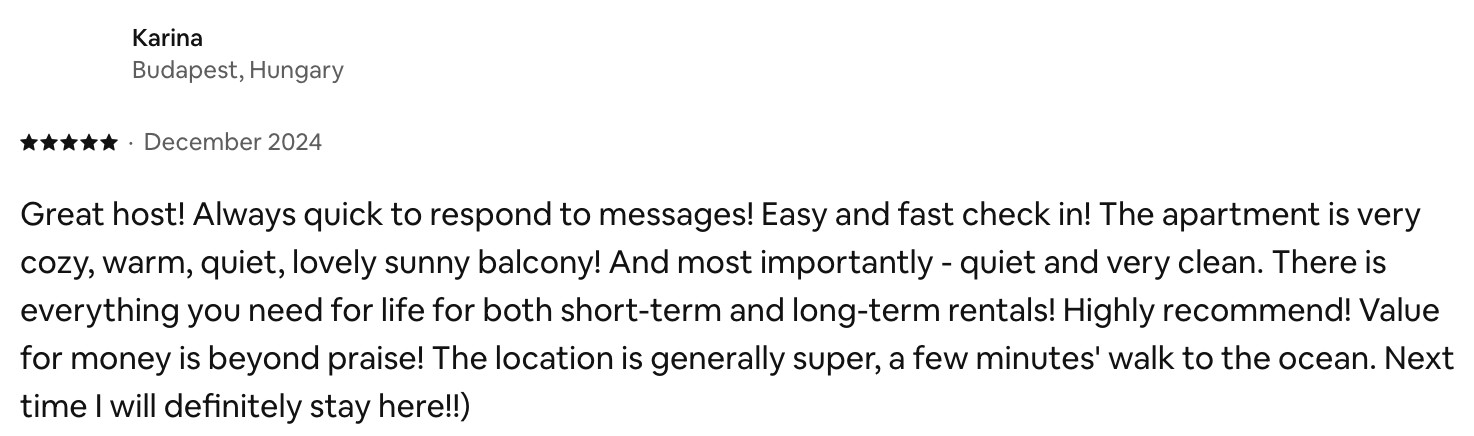 Comentário de uma hospede chamada Karina, de Budapeste, Hungria, elogiando o apartamento por estar aconchegante, limpo, confortável e com varanda ensolarada, recomendando para aluguel de curto e longo prazo.