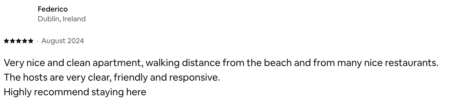 Comentário de avaliação de imóvel em Dublin, Irlanda, mencionando que é um apartamento limpo, bem localizado, próximo à praia e a muitos bons restaurantes, com anfitriões atenciosos, recomendado para estadia.
