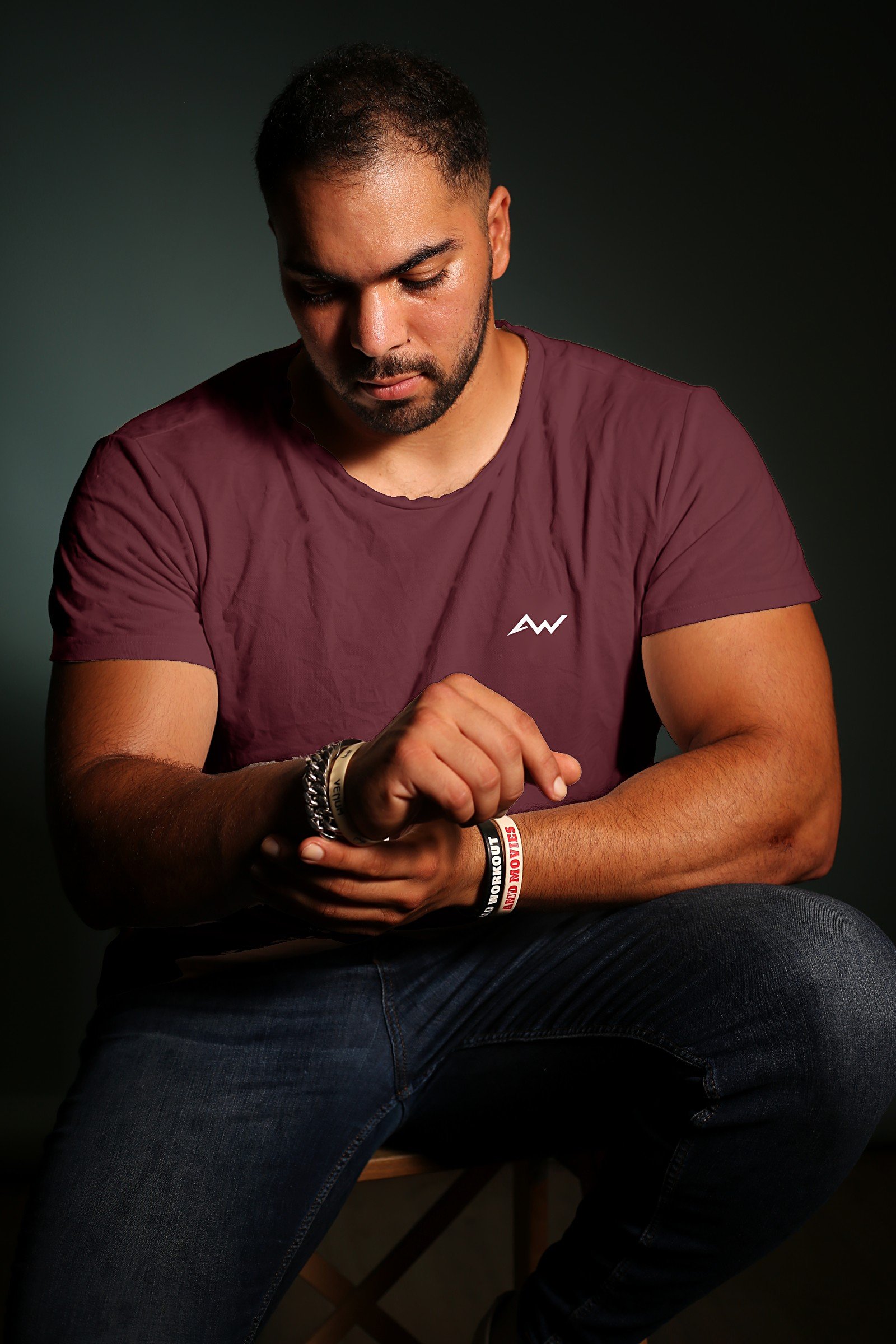 Ahmed Hafsa, coach sportif et fondateur d'AMD Workout, en t-shirt bordeaux AMD WorkoutUn garçon portant un sweat blanc avec le texte 'AMD Workout' et des silhouettes pratiquant des activités sportives.