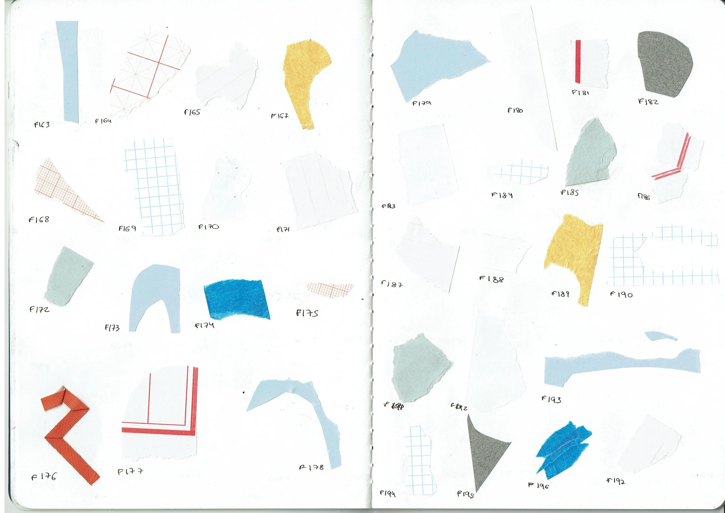 Recolección de pedazos de papel de diferentes colores y patrones, colocados sobre un fondo blanco, con etiquetas y números escritos al lado de cada recorte.