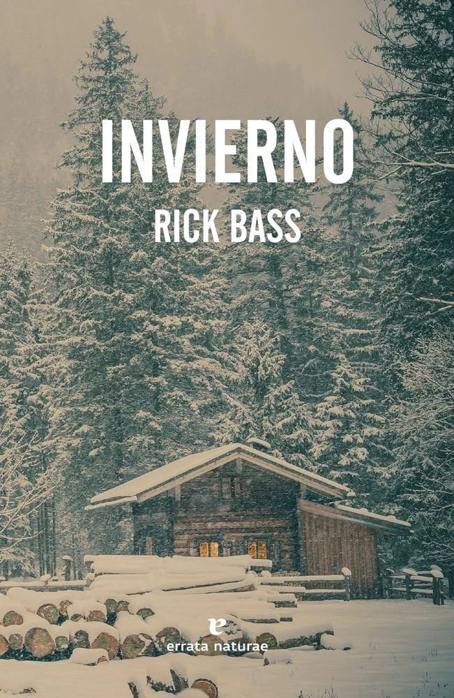 Escena invernal con árboles cubiertos de nieve y una cabaña de madera en un bosque.