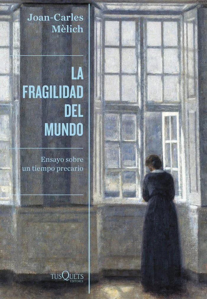 Portada de un libro titulado "La fragilidad del mundo", de Joan-Carles Mèlich, con estilo de pintura de una mujer de espaldas frente a una ventana grande.
