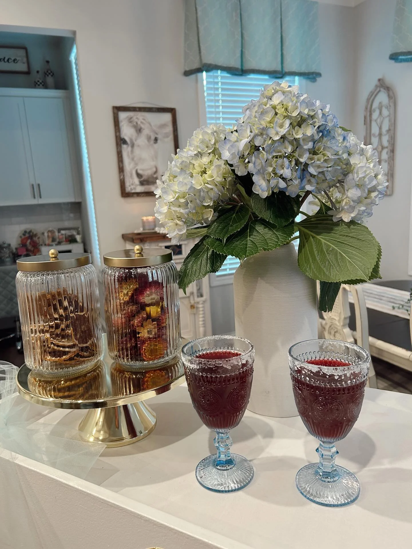 Forget the Fisher boys&mdash;Mini Peach brought the real summer love story: Pomegranate Margaritas on tap! Here&rsquo;s to birthdays made peachy-perfect! 💞🍹