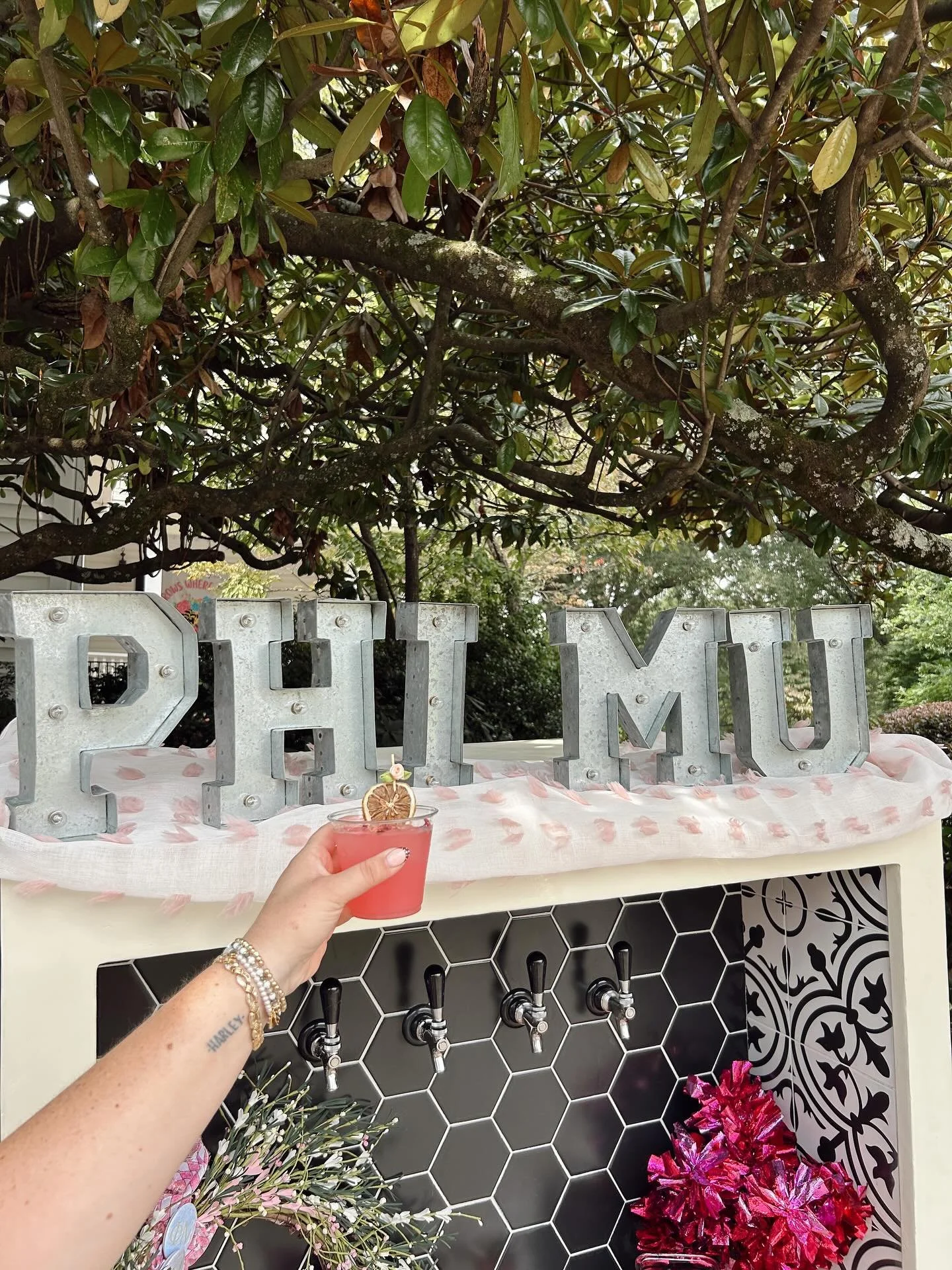 A little bit of pink, a lot of Phi Mu sparkle 🌸🤍🎀

Had so much fun celebrating Bid Day with @phimuksu!