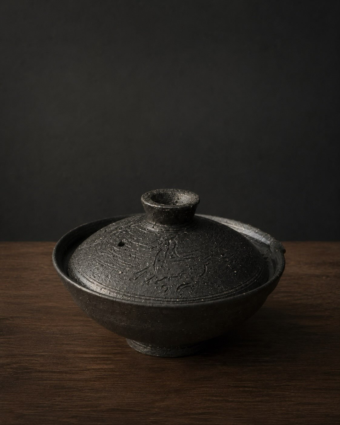 Stoneware shiboridashi with carved horse motif by the incredibly talented artist Yukiko Saito, @yukikoceramic 

Artist photography by @hitosun 

Made in Japan

About the Artist: Yukiko Saito lives and works in Tokyo, Japan. She specializes in tea war