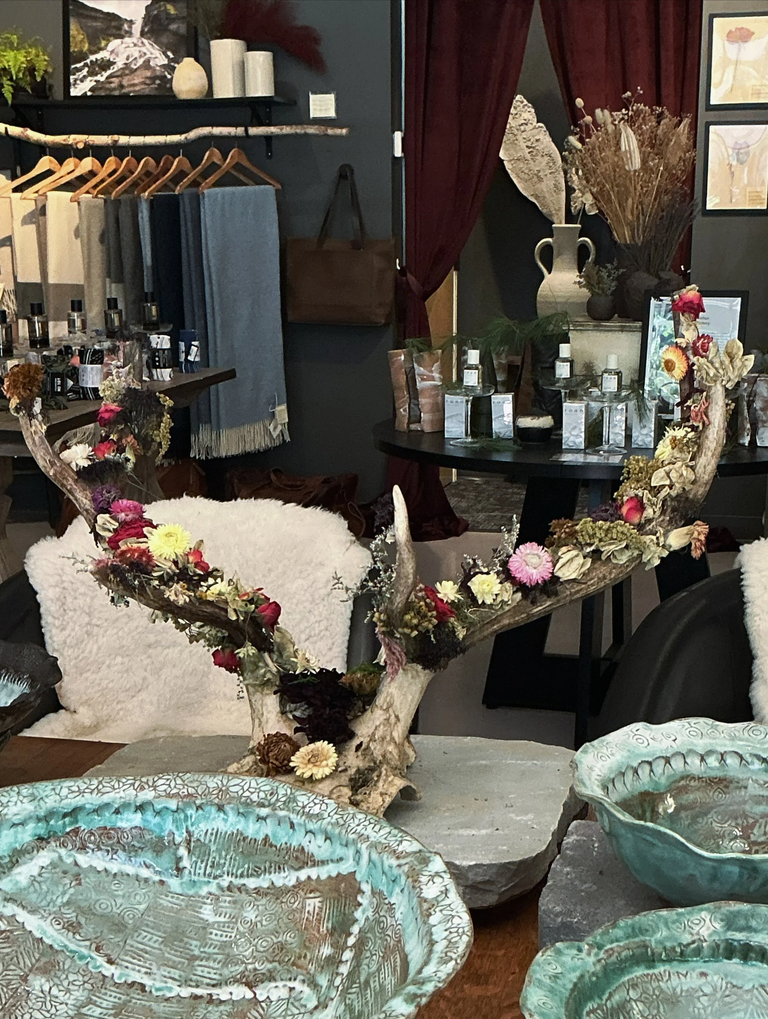 Autumn, we see you! 

pour, wax, scent, wool, bitters, brew, weave, sketch, smell, slow down, curl up, sip 

~

#portlandmaine #boutique #tea #fragrance #shopsmall