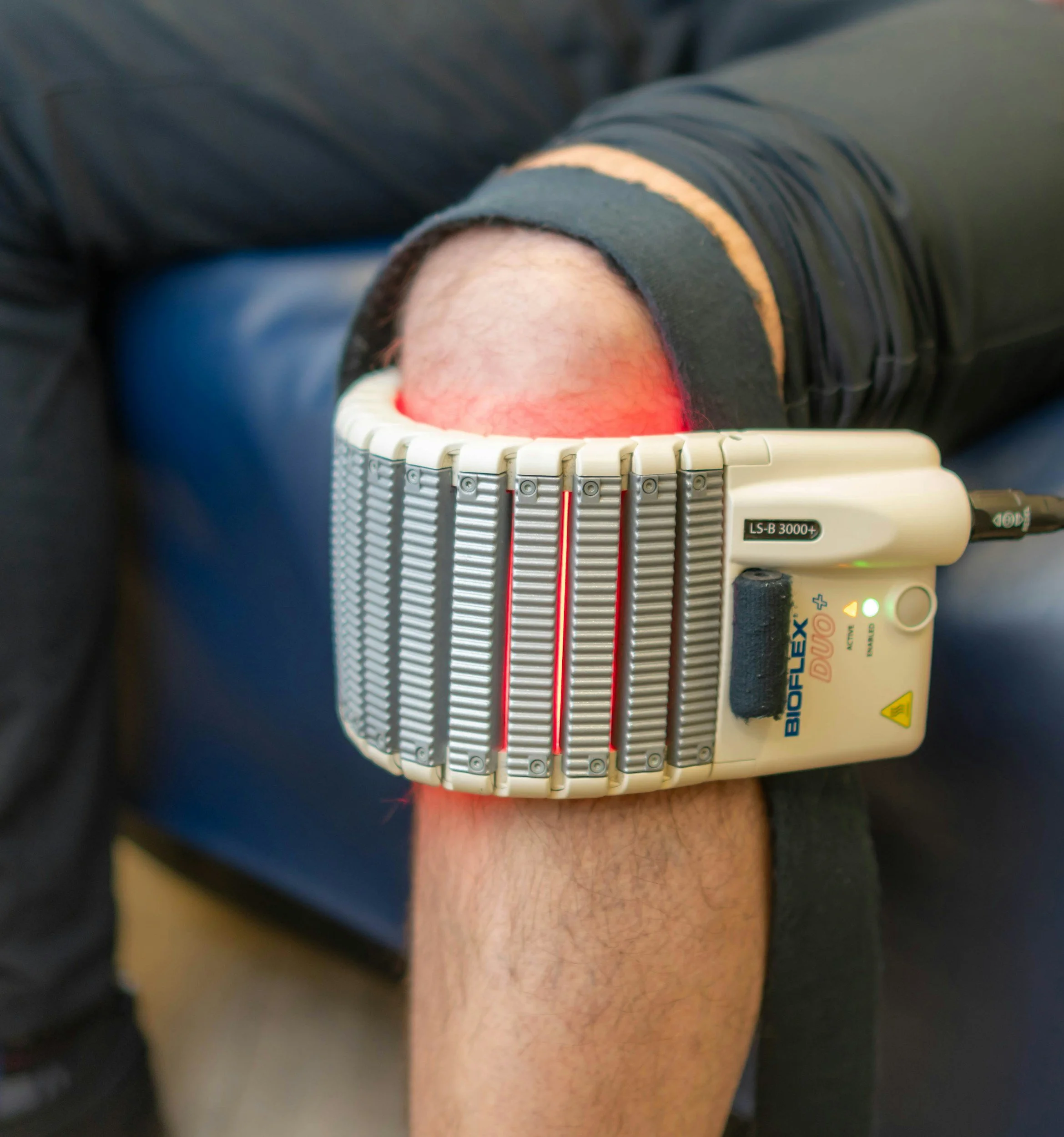 Red Light therapy device on a man's knee.