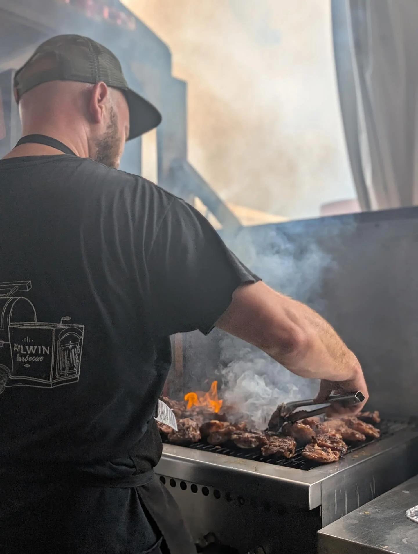 Aylwin recrute en cuisine! Tu cherches un emploi stimulant avec une équipe de 🔥? Envoie nous ton CV au contact@aylwinbarbecue.com ou viens nous rencontrer au resto. Salaire compétitif, semaine sur 4 jours💰💰💰 
Aylwin is hiring! Send
