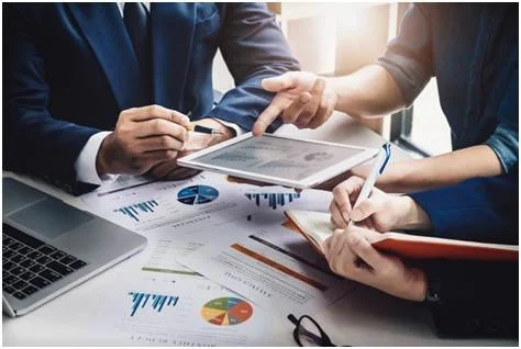 Finance professional discussing a performance graph