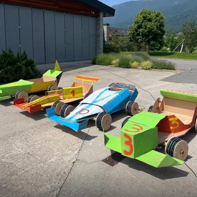 Défilé-de-F1-en-carton-team-building-evenement-meca.jpg