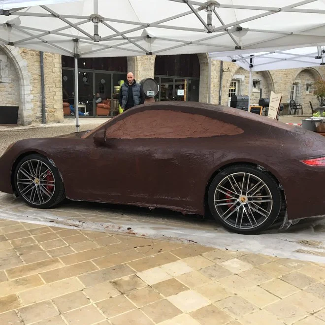 evenement-meca-Porsche-taille-reelle-en-chocolat.JPG